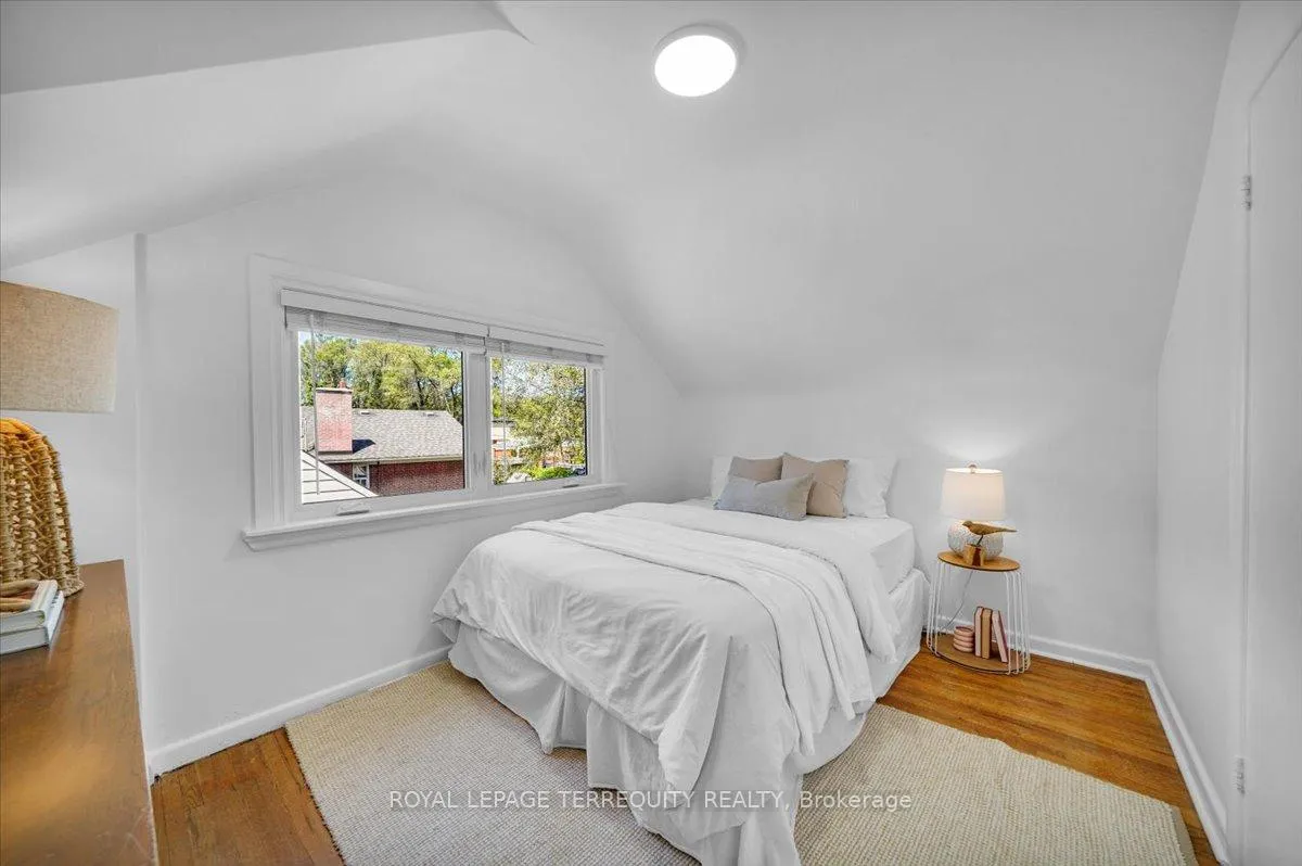 Photo 17 of 28 Crowland Drive, Etobicoke, Rexdale-Kipling — HOMEH