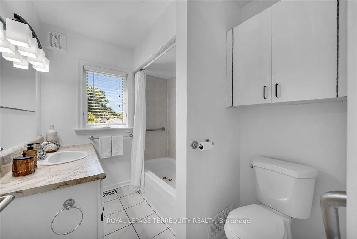 Photo 20 of 28 Crowland Drive, Etobicoke, Rexdale-Kipling — HOMEH