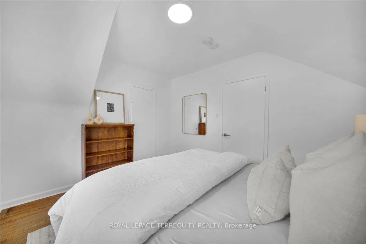 Photo 23 of 28 Crowland Drive, Etobicoke, Rexdale-Kipling — HOMEH