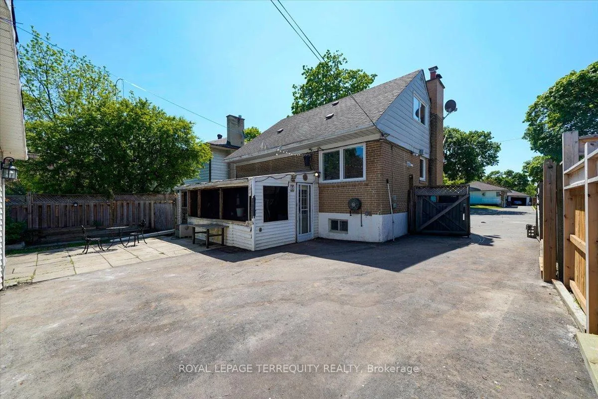 Photo 34 of 28 Crowland Drive, Etobicoke, Rexdale-Kipling — HOMEH