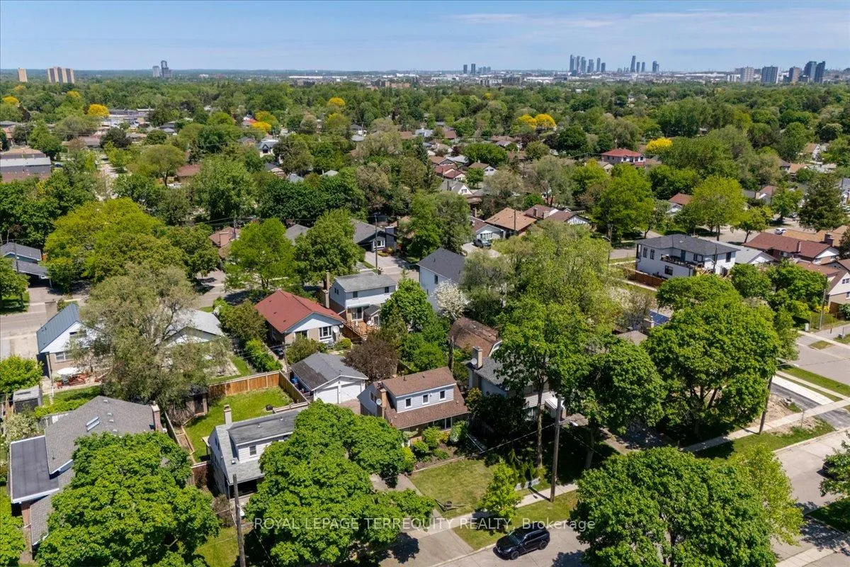Photo 37 of 28 Crowland Drive, Etobicoke, Rexdale-Kipling — HOMEH