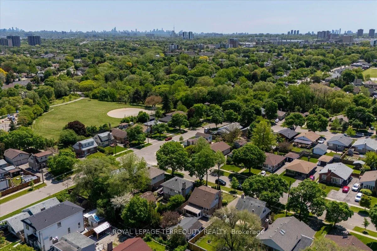 Photo 38 of 28 Crowland Drive, Etobicoke, Rexdale-Kipling — HOMEH