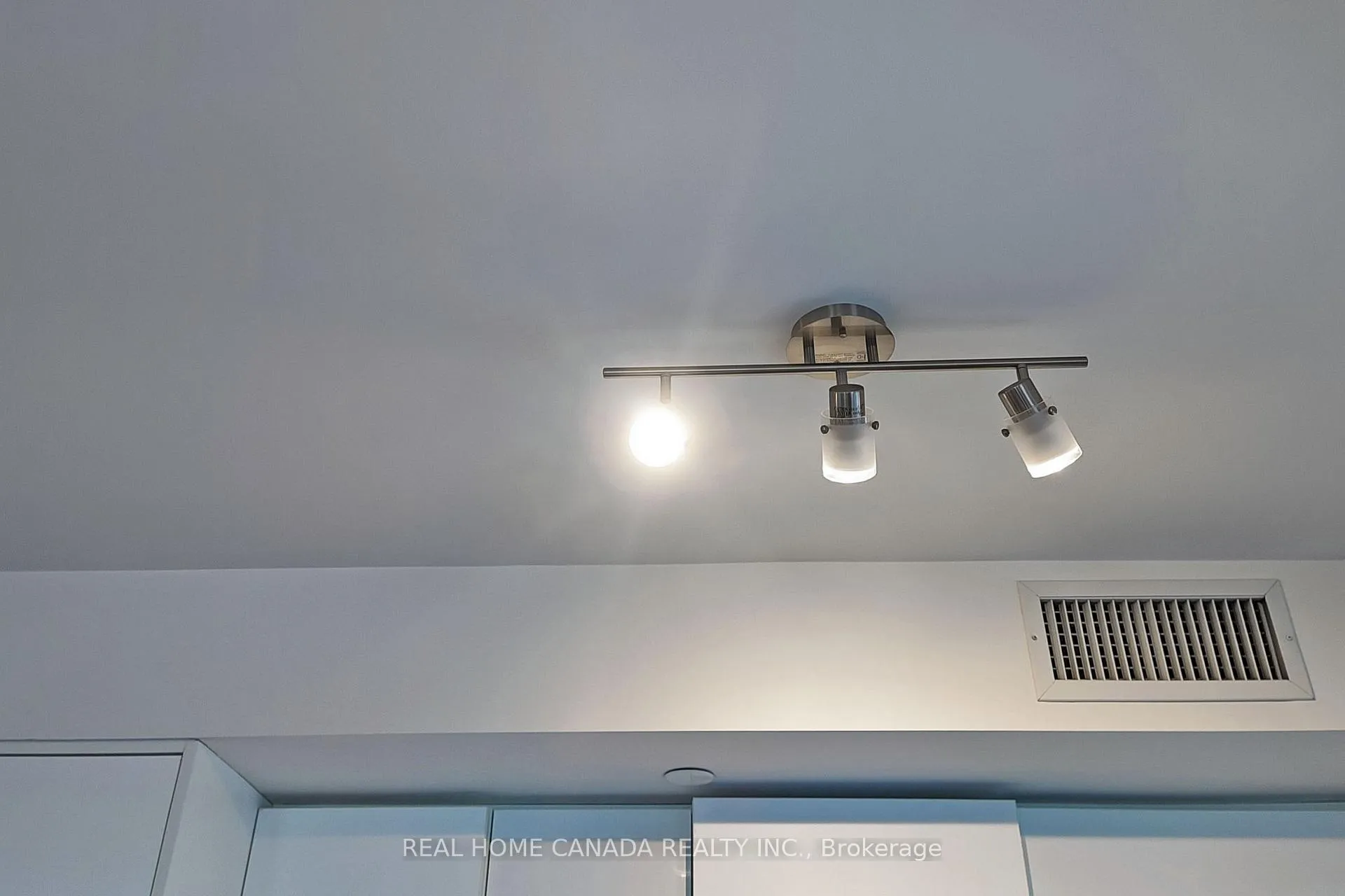 Photo 7 of Unit 2213, 195 Redpath Avenue, Toronto, Mount Pleasant West — HOMEH
