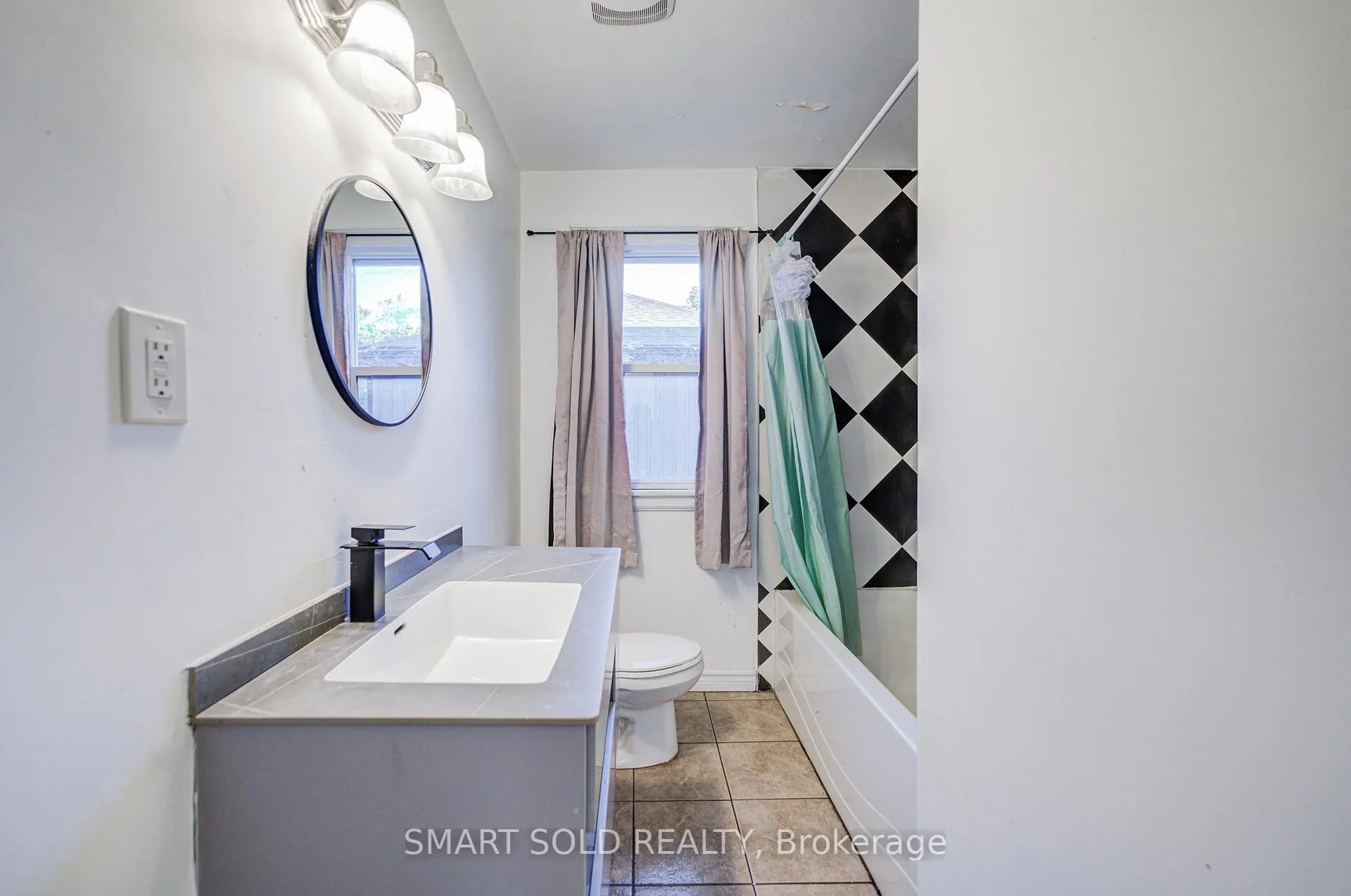 Photo 8 of 77 Fennell Avenue, Hamilton, Southam — HOMEH