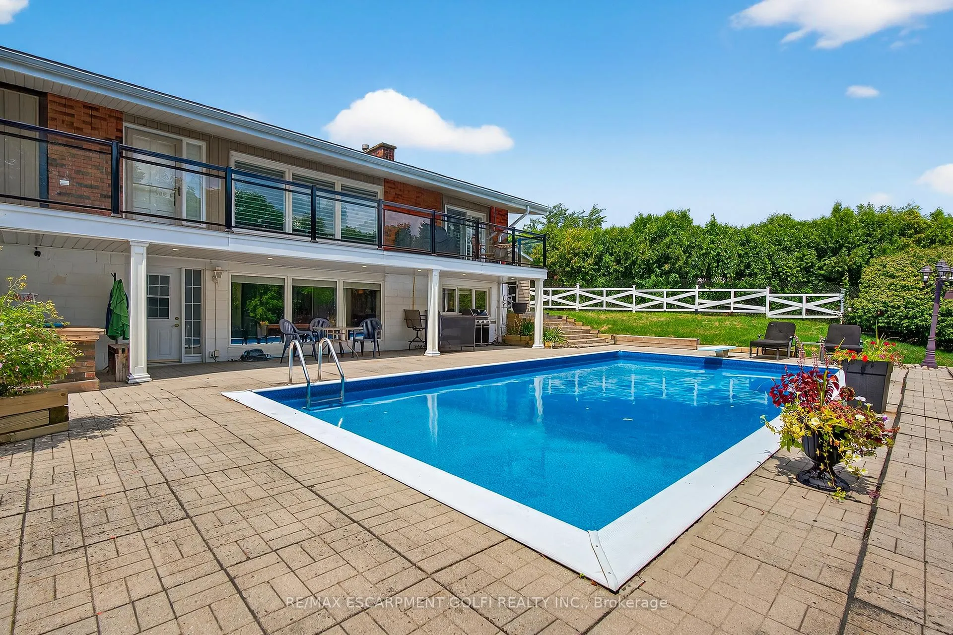 Photo 2 of 90 Mountain Avenue, Hamilton, Stoney Creek — HOMEH
