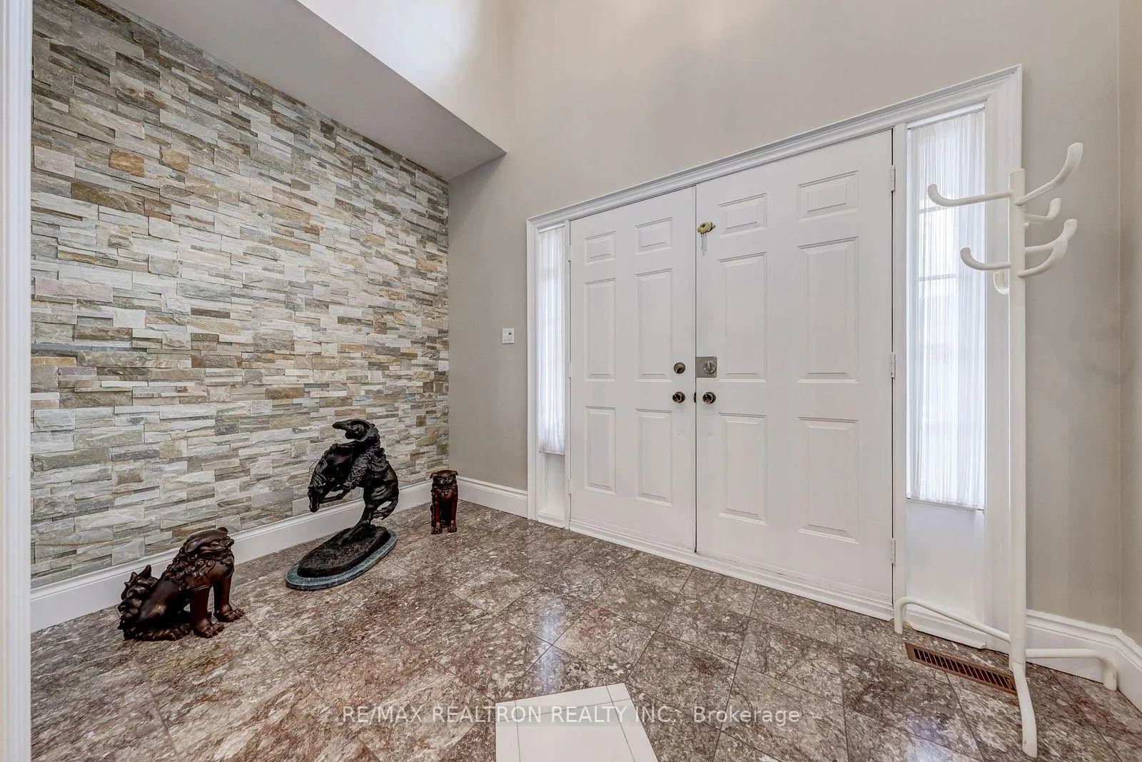Photo 5 of 6 White Oak Crescent, Richmond Hill, Langstaff — HOMEH