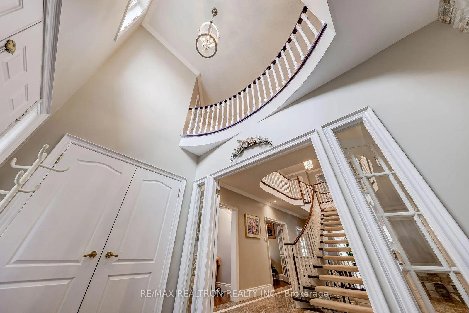 Photo 6 of 6 White Oak Crescent, Richmond Hill, Langstaff — HOMEH