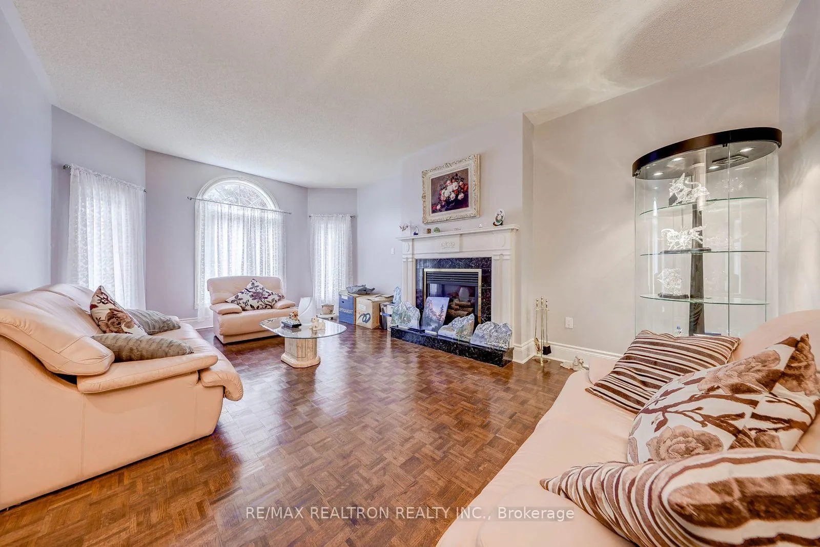 Photo 8 of 6 White Oak Crescent, Richmond Hill, Langstaff — HOMEH
