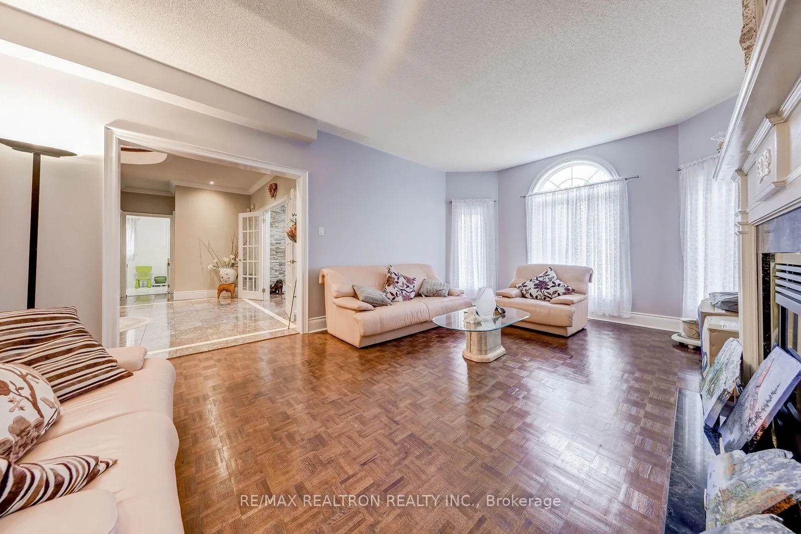 Photo 9 of 6 White Oak Crescent, Richmond Hill, Langstaff — HOMEH