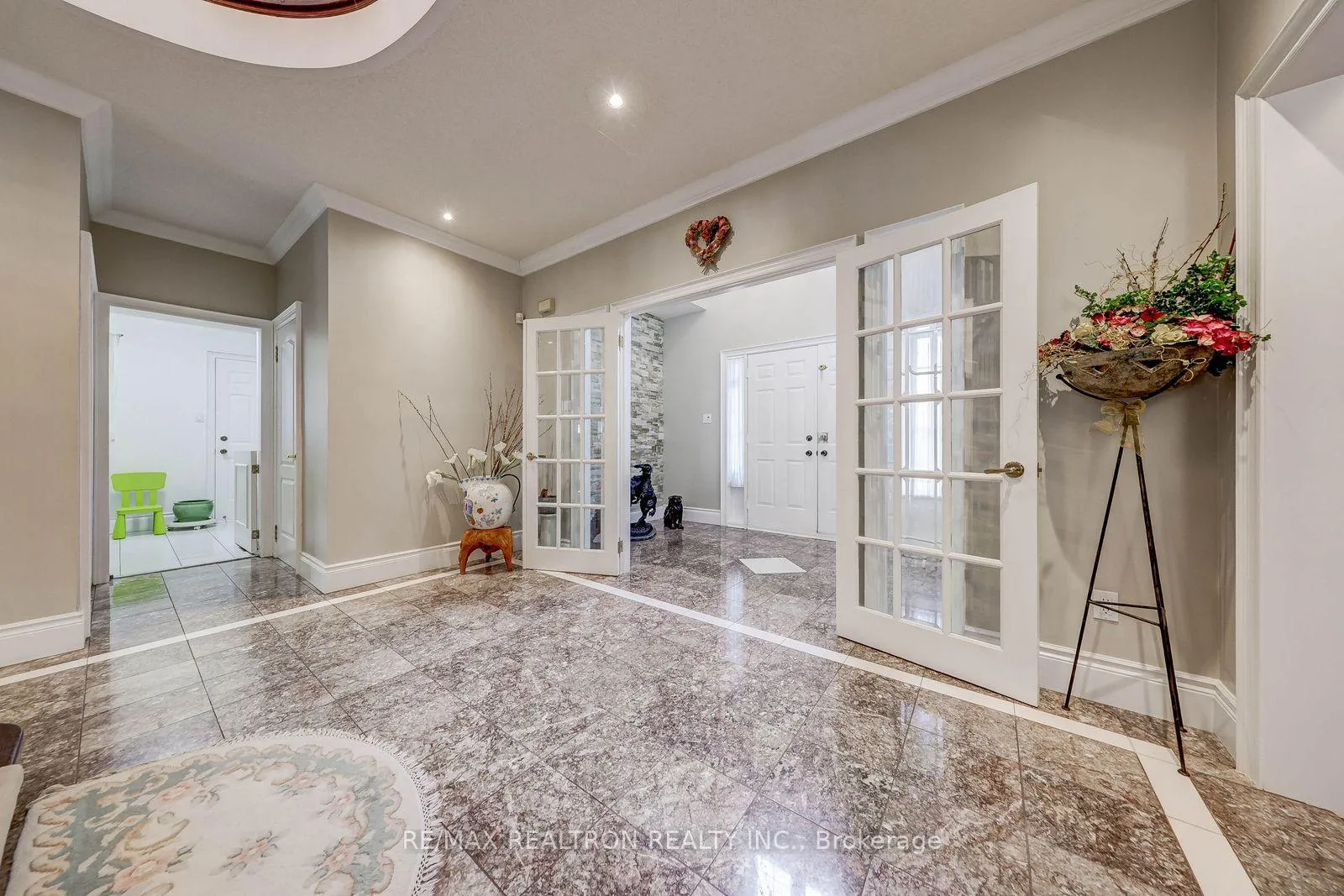Photo 11 of 6 White Oak Crescent, Richmond Hill, Langstaff — HOMEH