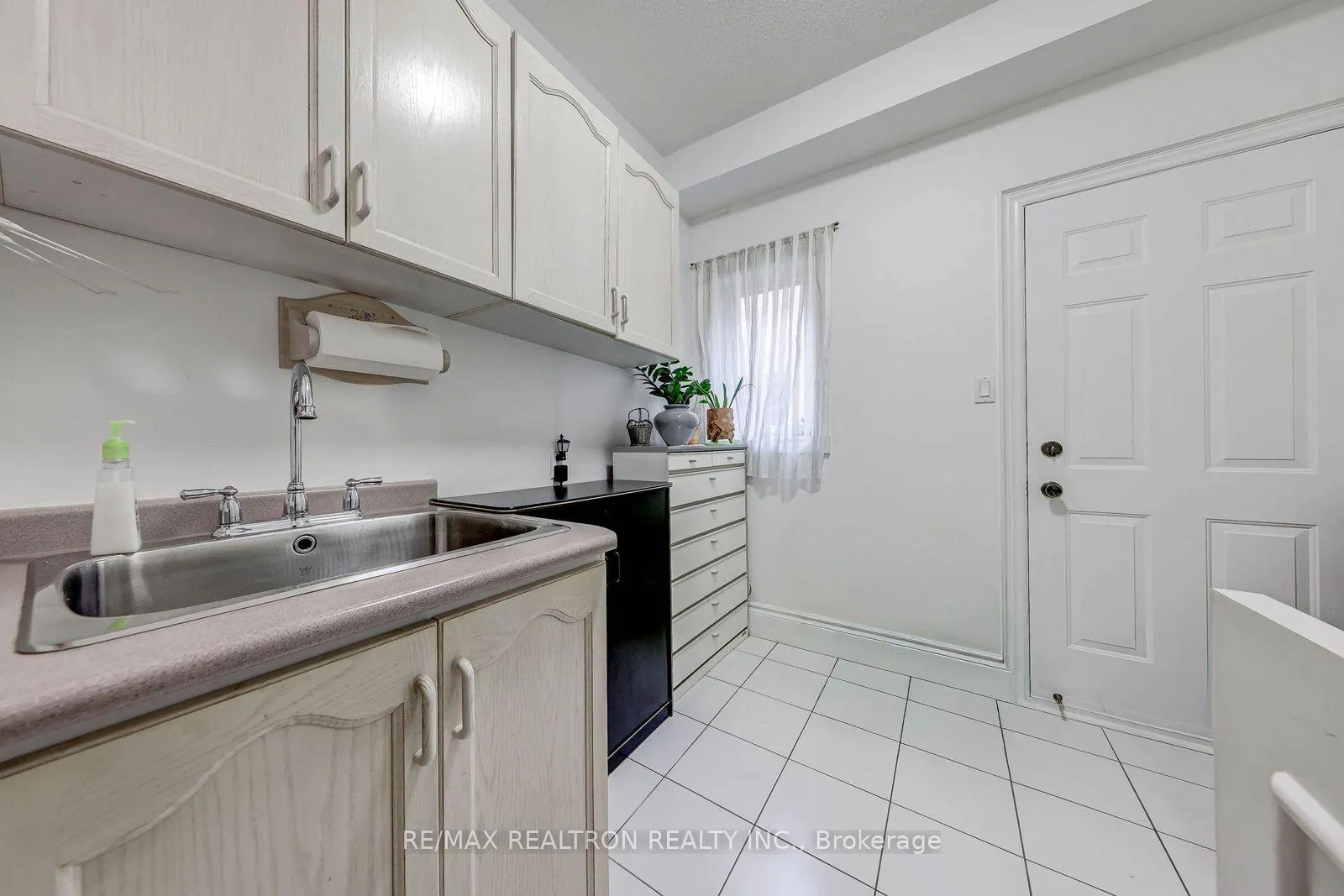 Photo 12 of 6 White Oak Crescent, Richmond Hill, Langstaff — HOMEH