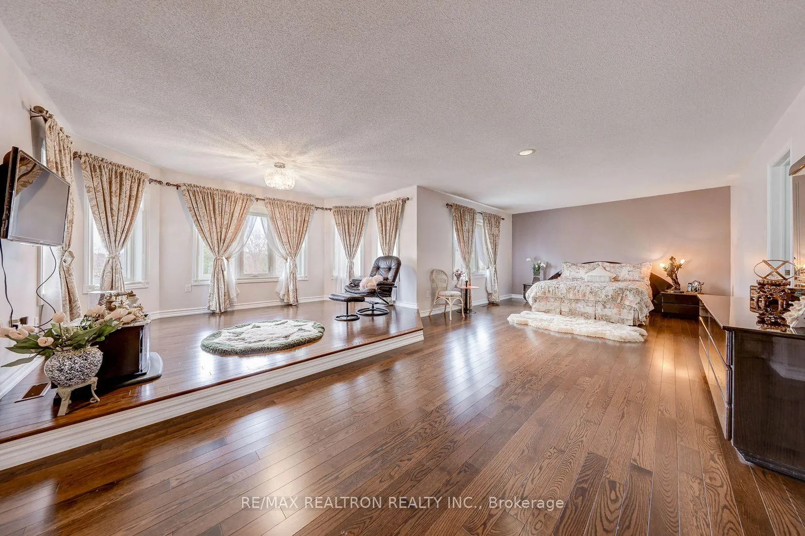 Photo 25 of 6 White Oak Crescent, Richmond Hill, Langstaff — HOMEH