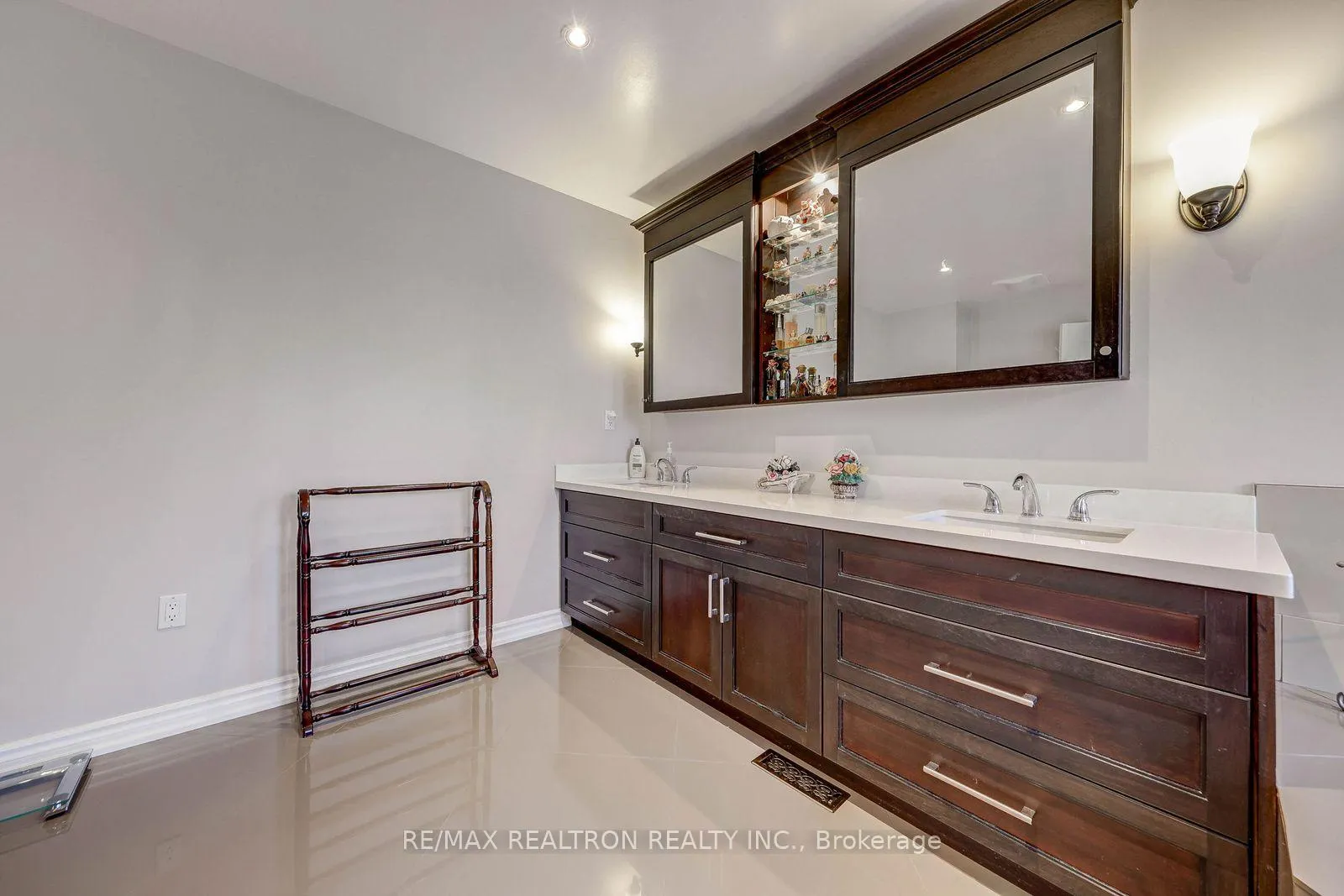 Photo 28 of 6 White Oak Crescent, Richmond Hill, Langstaff — HOMEH