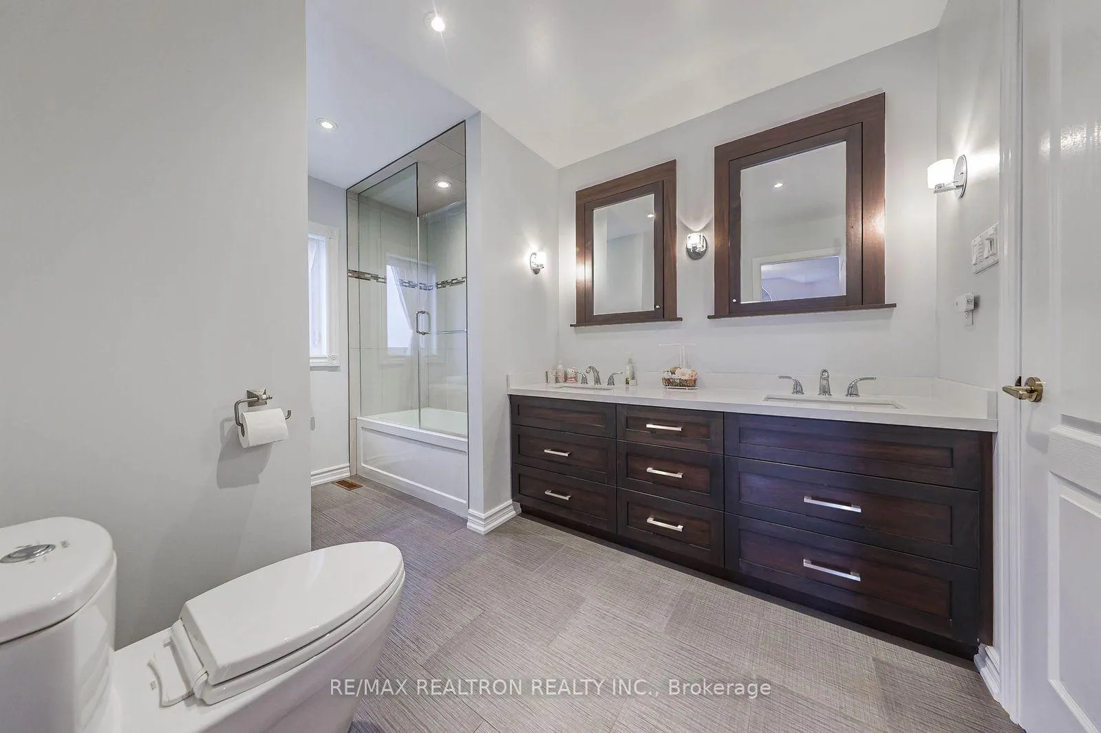 Photo 34 of 6 White Oak Crescent, Richmond Hill, Langstaff — HOMEH