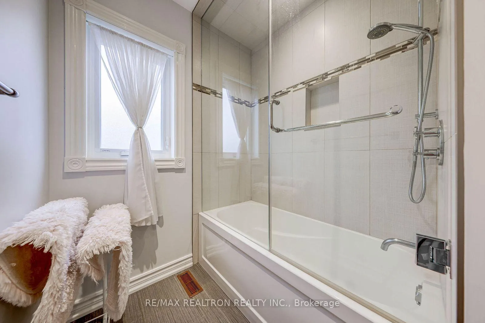 Photo 35 of 6 White Oak Crescent, Richmond Hill, Langstaff — HOMEH