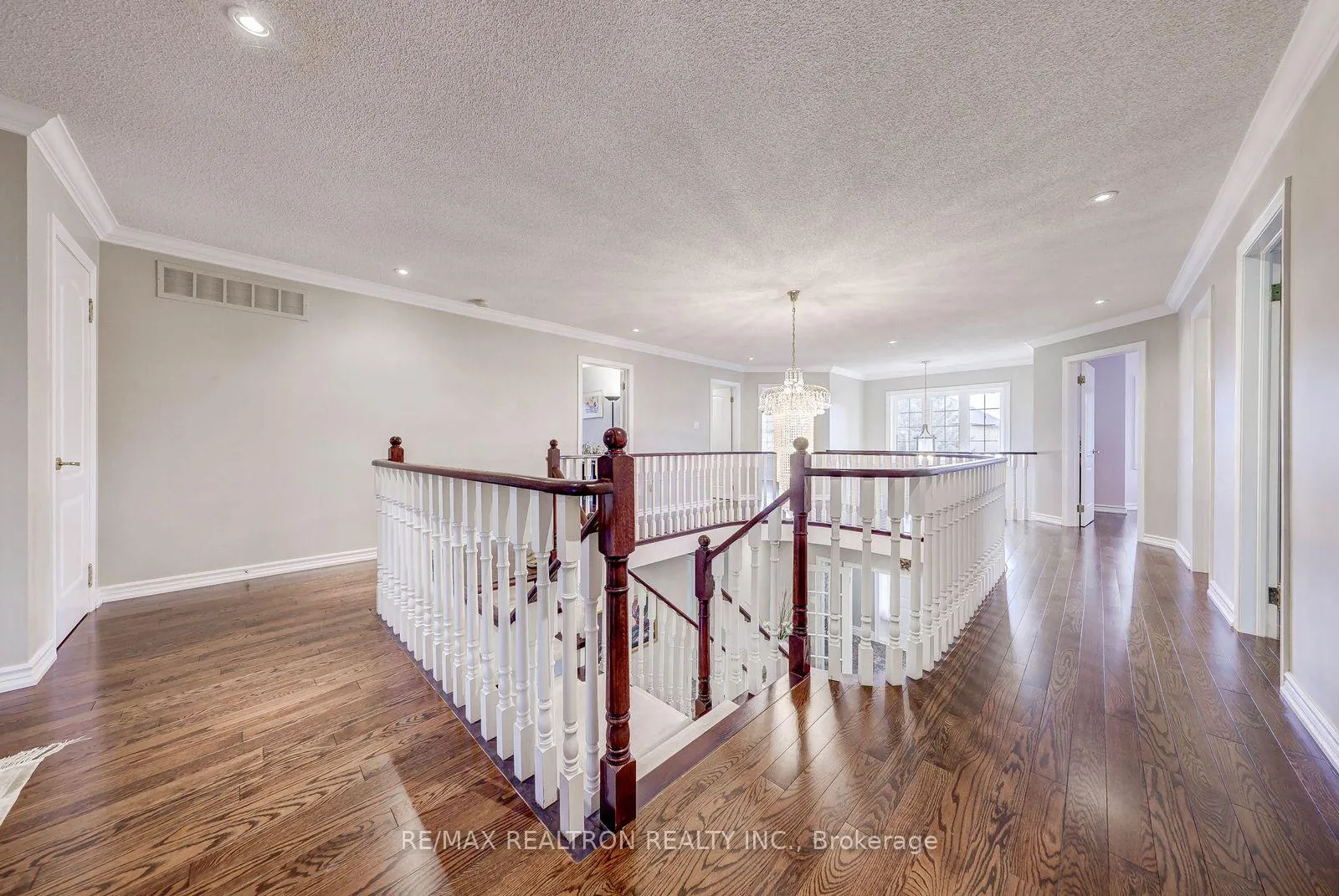 Photo 36 of 6 White Oak Crescent, Richmond Hill, Langstaff — HOMEH