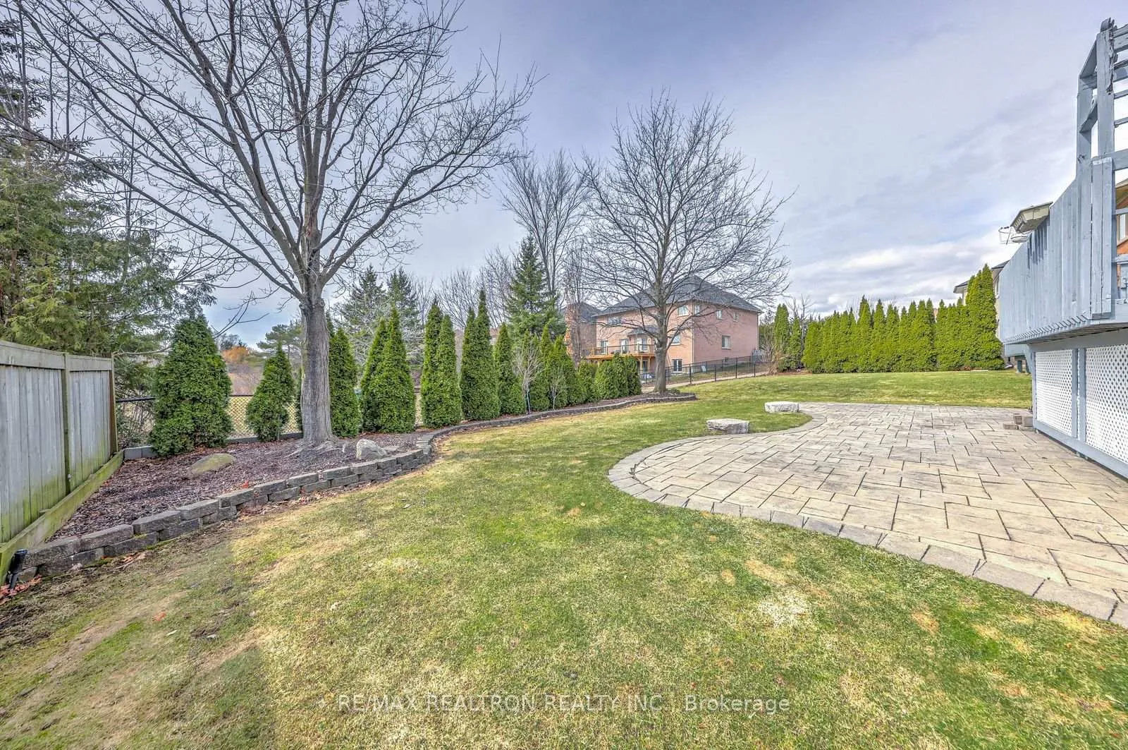 Photo 38 of 6 White Oak Crescent, Richmond Hill, Langstaff — HOMEH