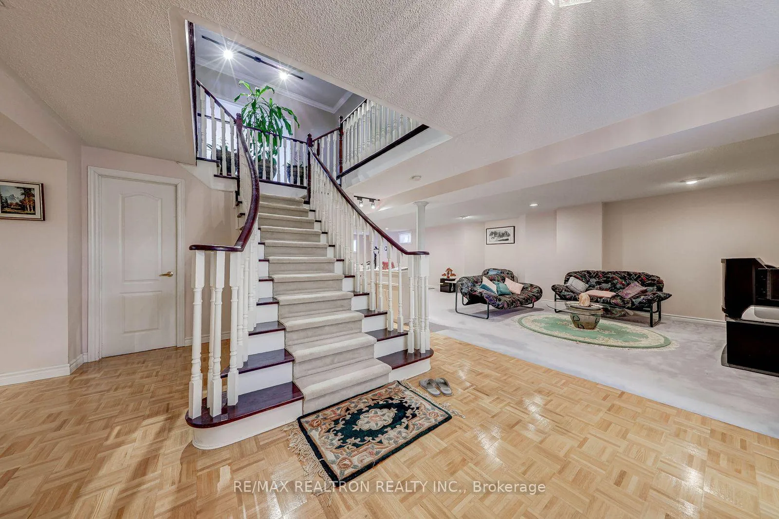 Photo 41 of 6 White Oak Crescent, Richmond Hill, Langstaff — HOMEH