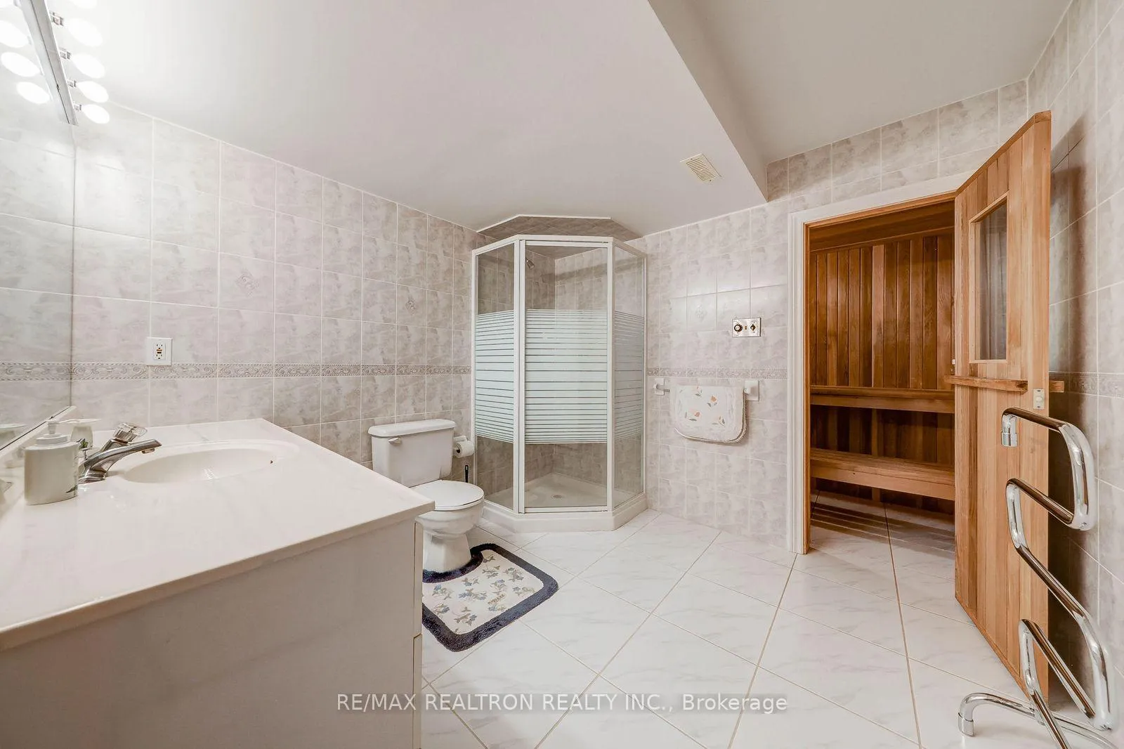 Photo 43 of 6 White Oak Crescent, Richmond Hill, Langstaff — HOMEH