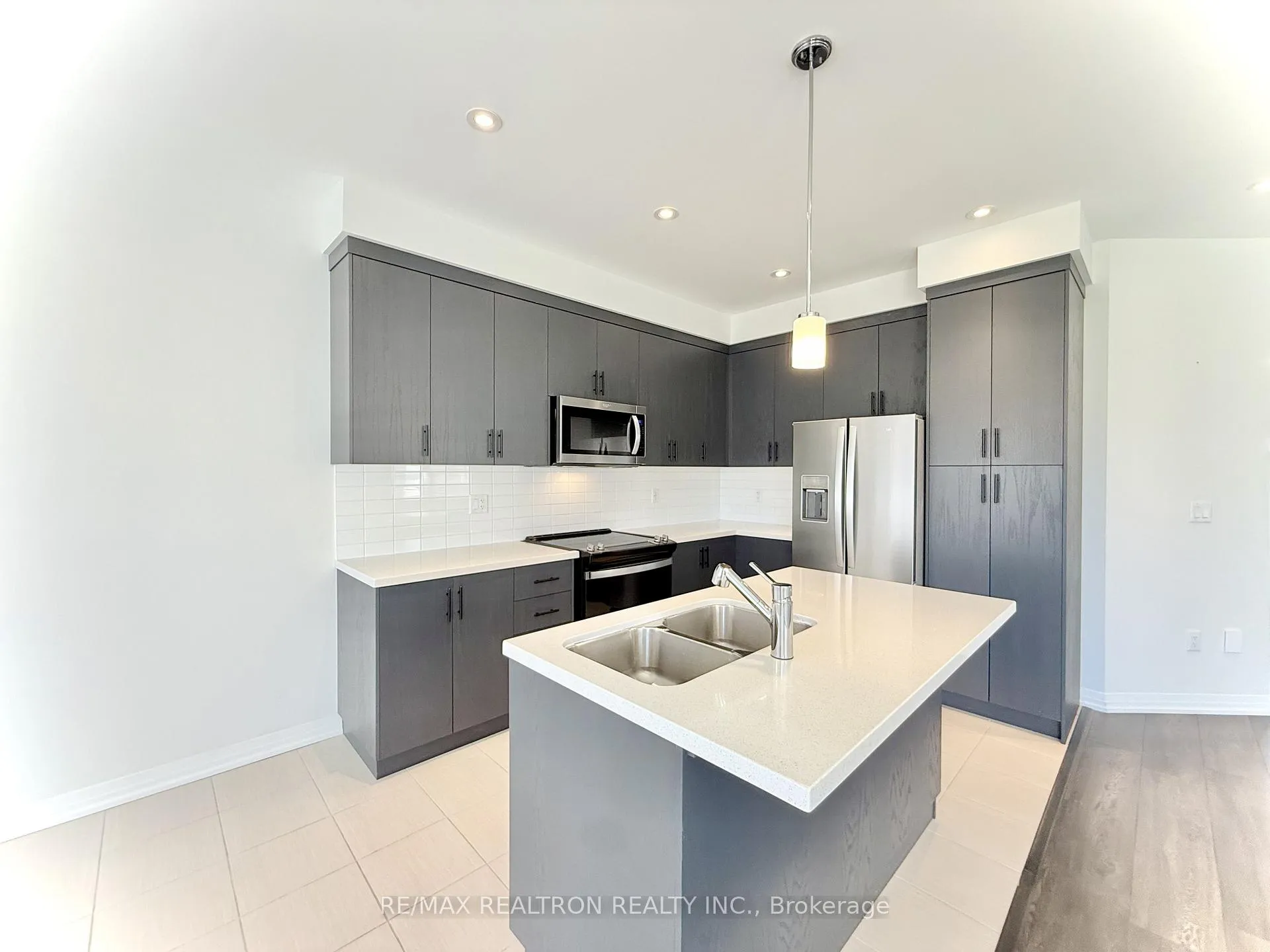 Photo 5 of 119 Schmeltzer Crescent, Richmond Hill, Rural Richmond Hill — HOMEH