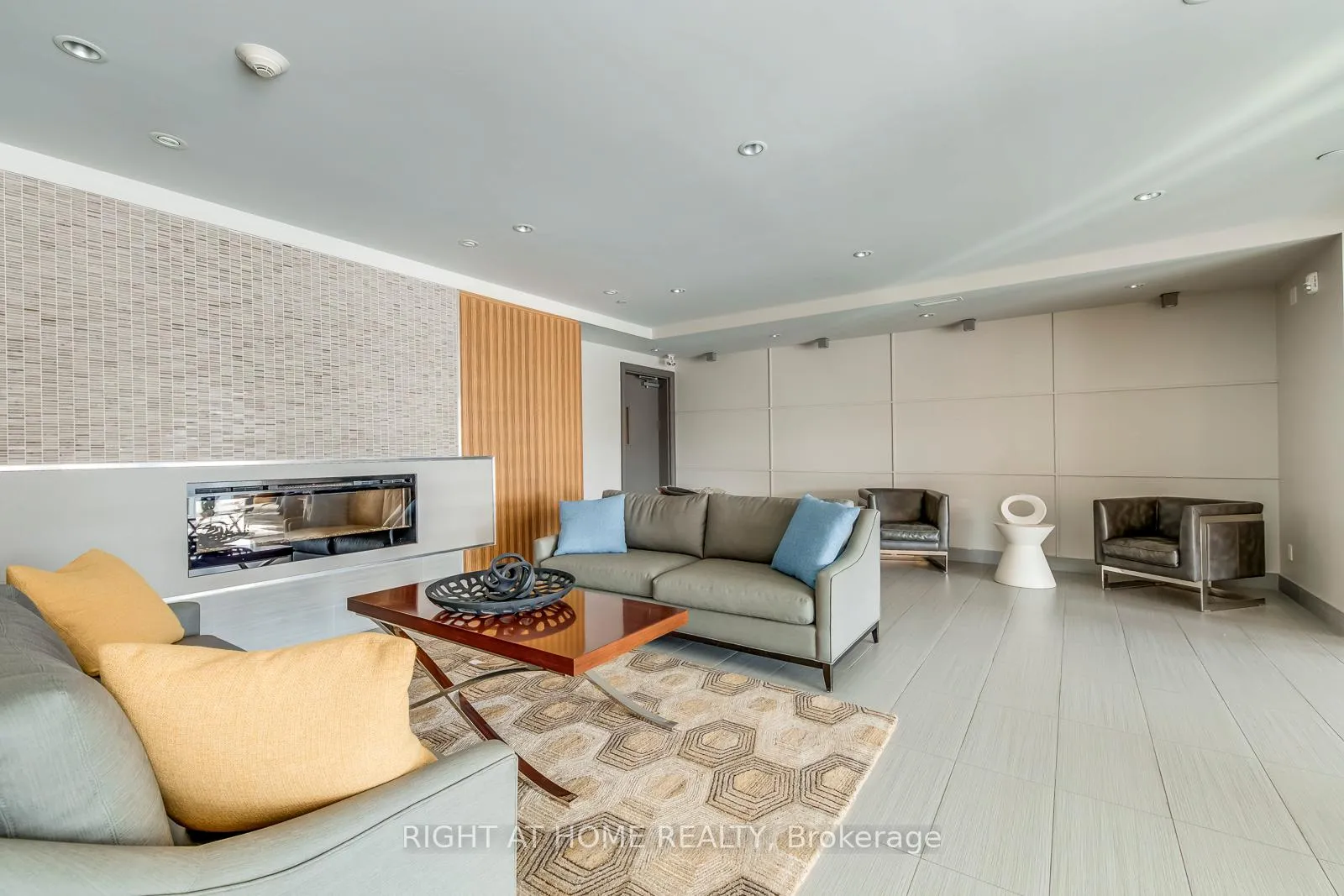 Photo 5 of Unit 215, 3028 Creekshore Common, Oakville, Falgarwood — HOMEH