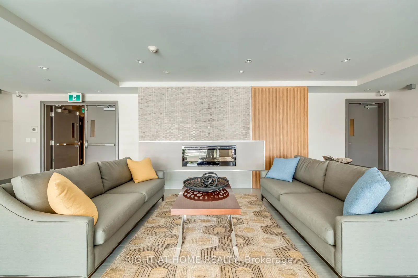 Photo 6 of Unit 215, 3028 Creekshore Common, Oakville, Falgarwood — HOMEH