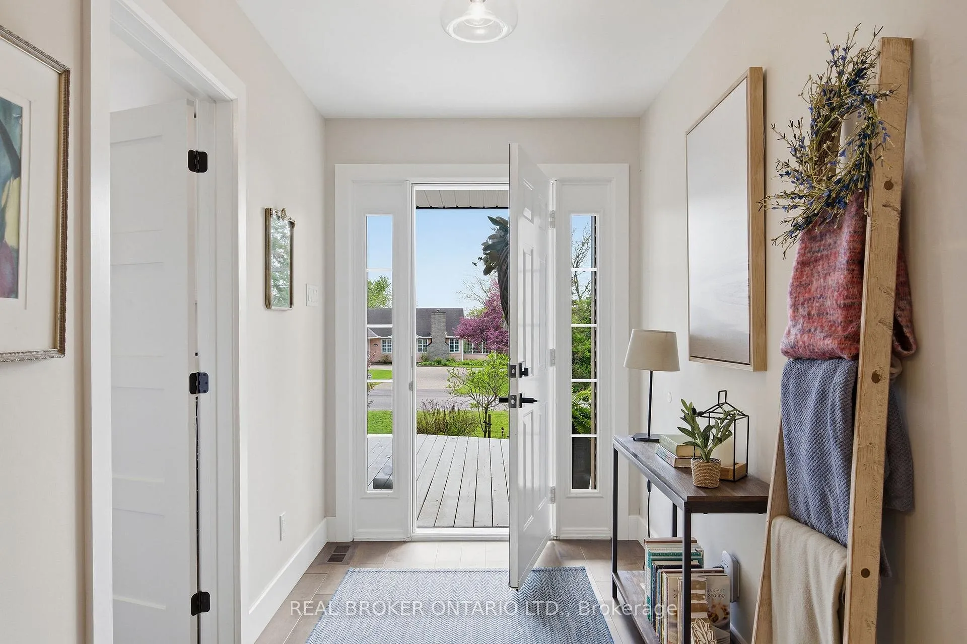 Photo 4 of 1249 Barnwell Crescent, Ottawa, Navan — HOMEH