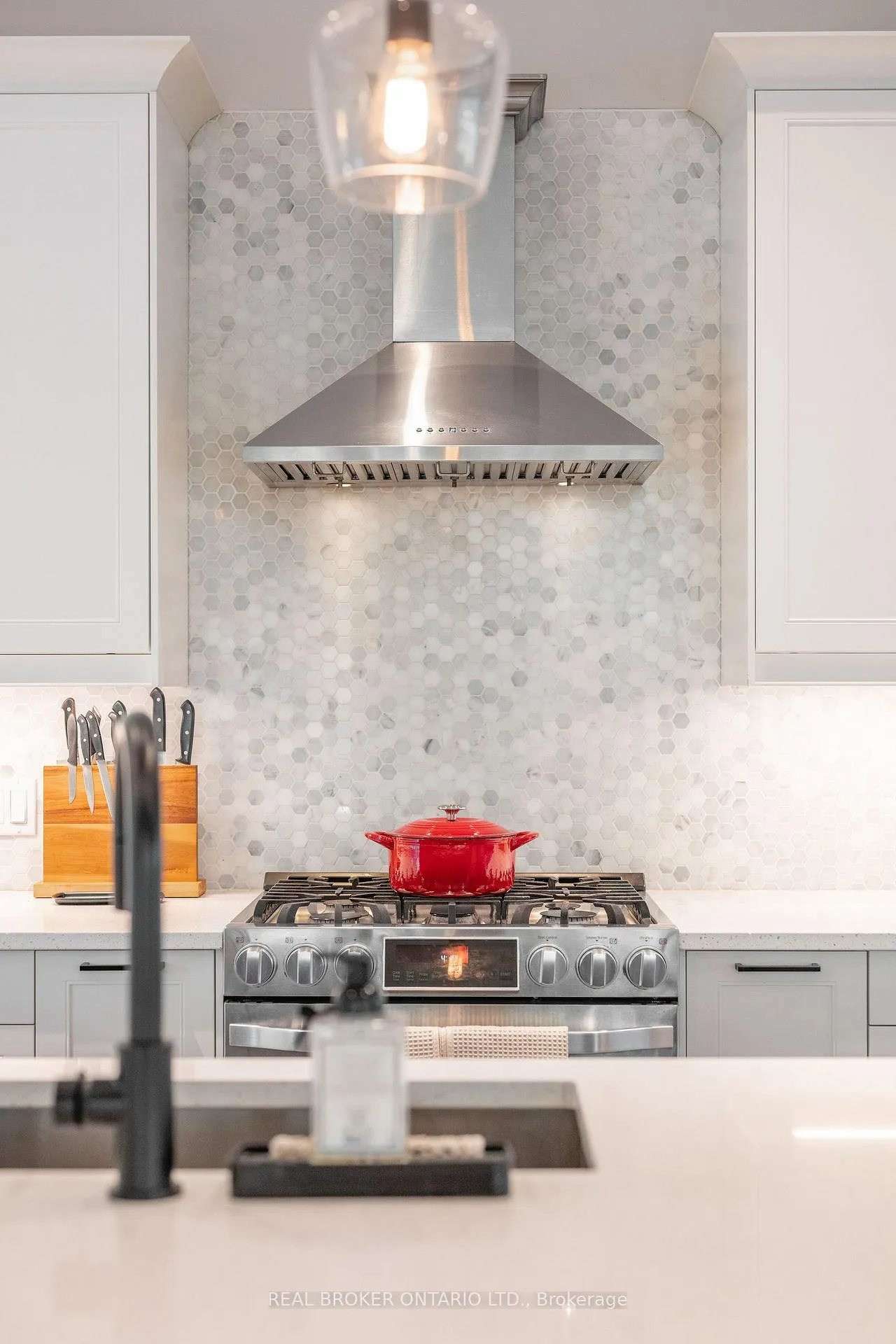 Photo 10 of 1249 Barnwell Crescent, Ottawa, Navan — HOMEH