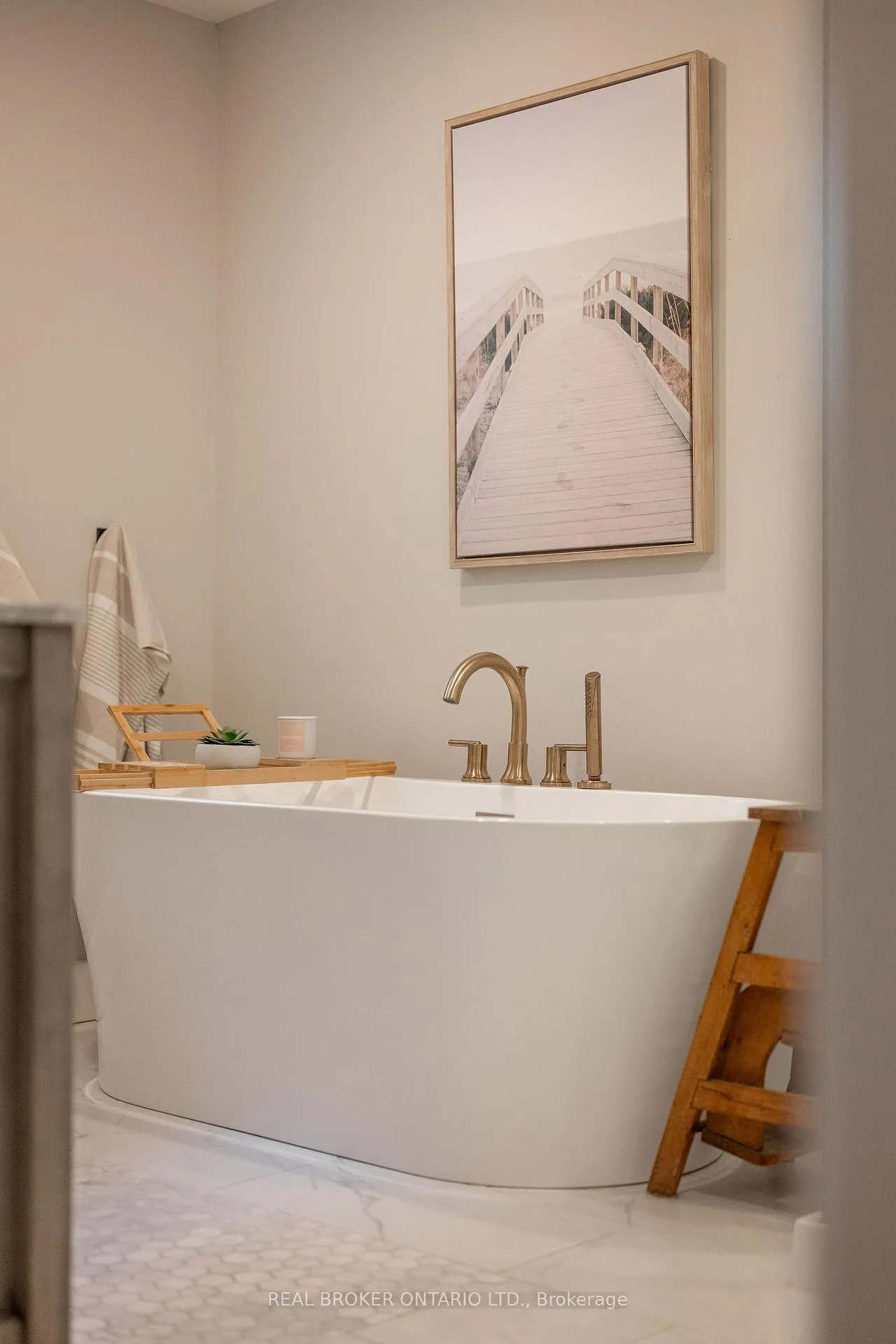 Photo 24 of 1249 Barnwell Crescent, Ottawa, Navan — HOMEH