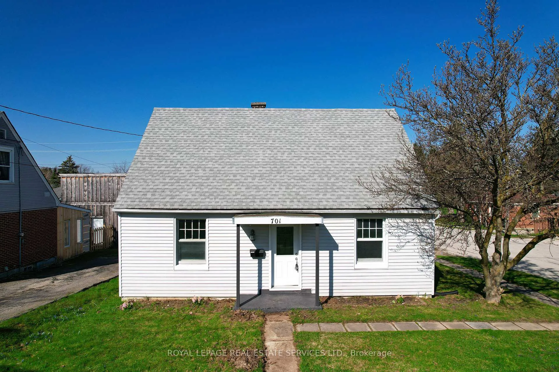 Front of 701 5th Street E