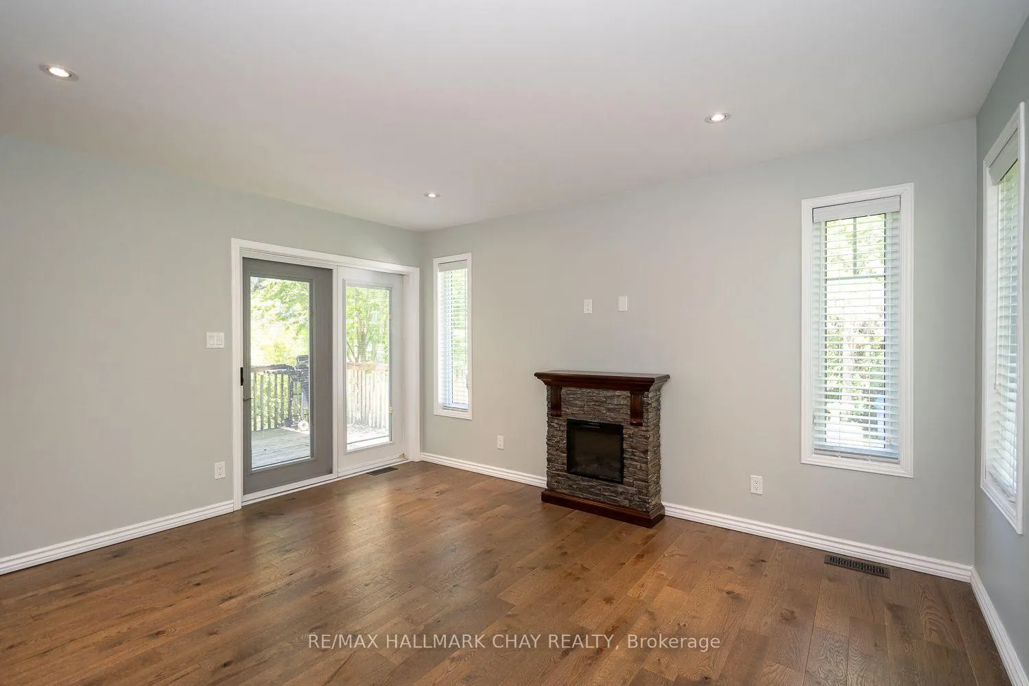 Photo 3 of 49 Colbeck Crescent, New Tecumseth, Alliston — HOMEH