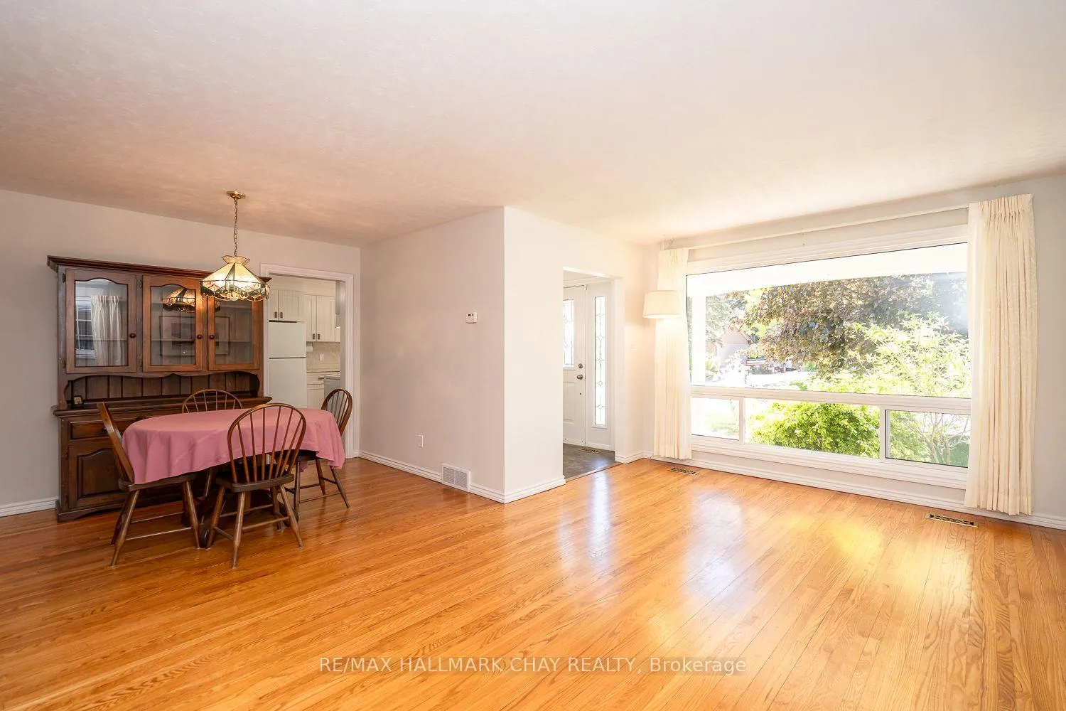 Photo 5 of 49 Colbeck Crescent, New Tecumseth, Alliston — HOMEH