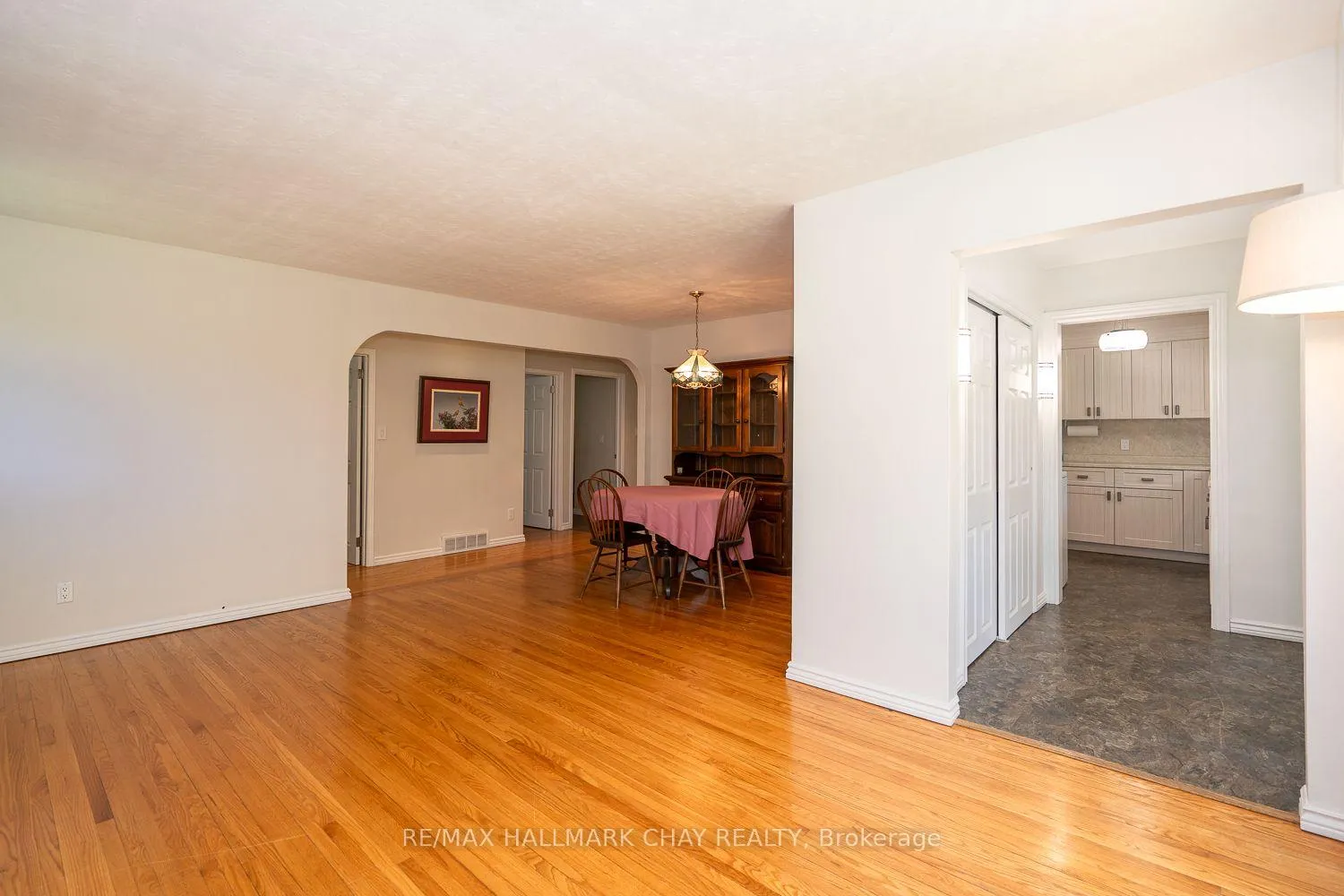 Photo 11 of 49 Colbeck Crescent, New Tecumseth, Alliston — HOMEH