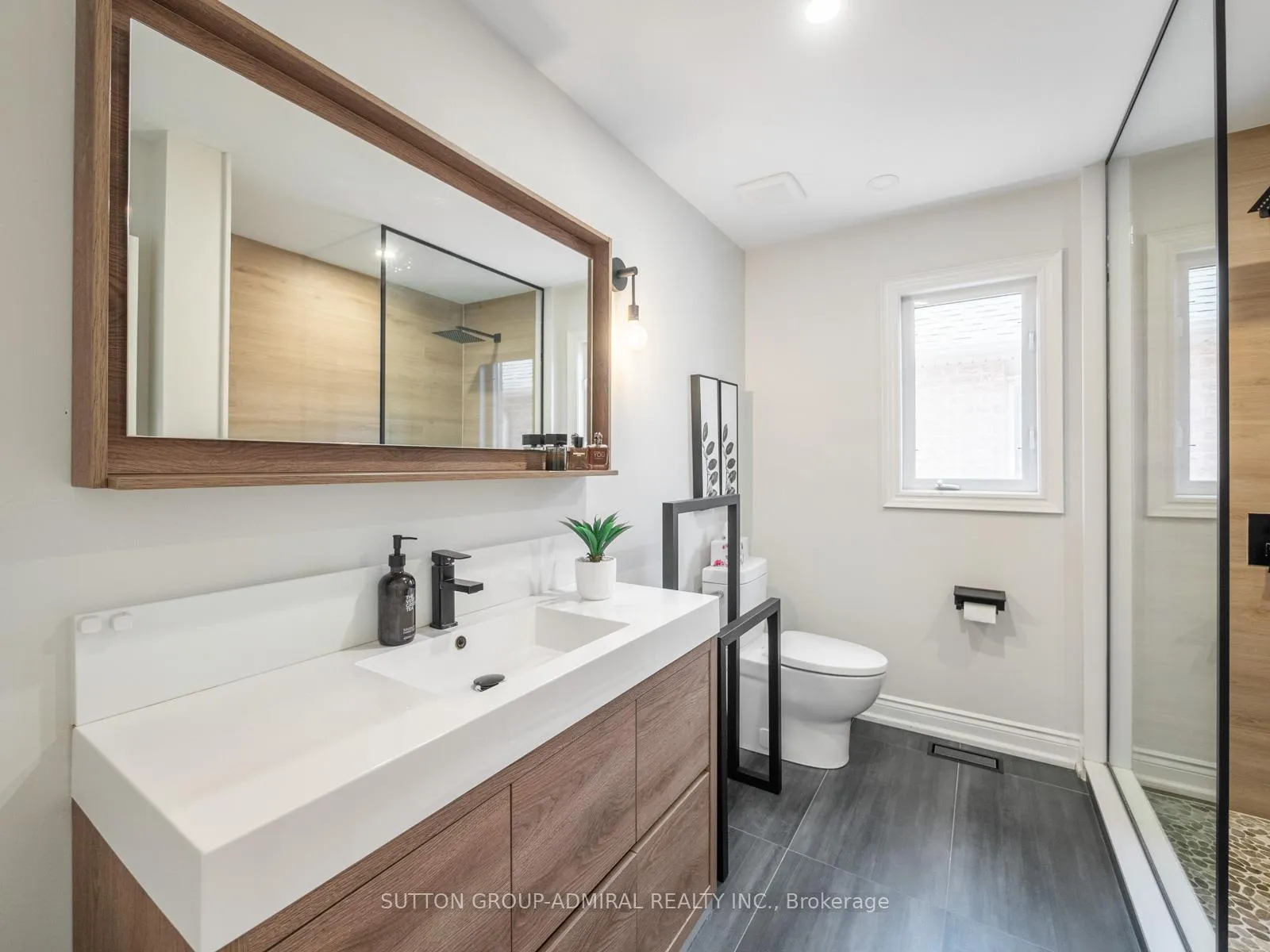 Photo 33 of 582 Summeridge Drive, Vaughan, Patterson — HOMEH