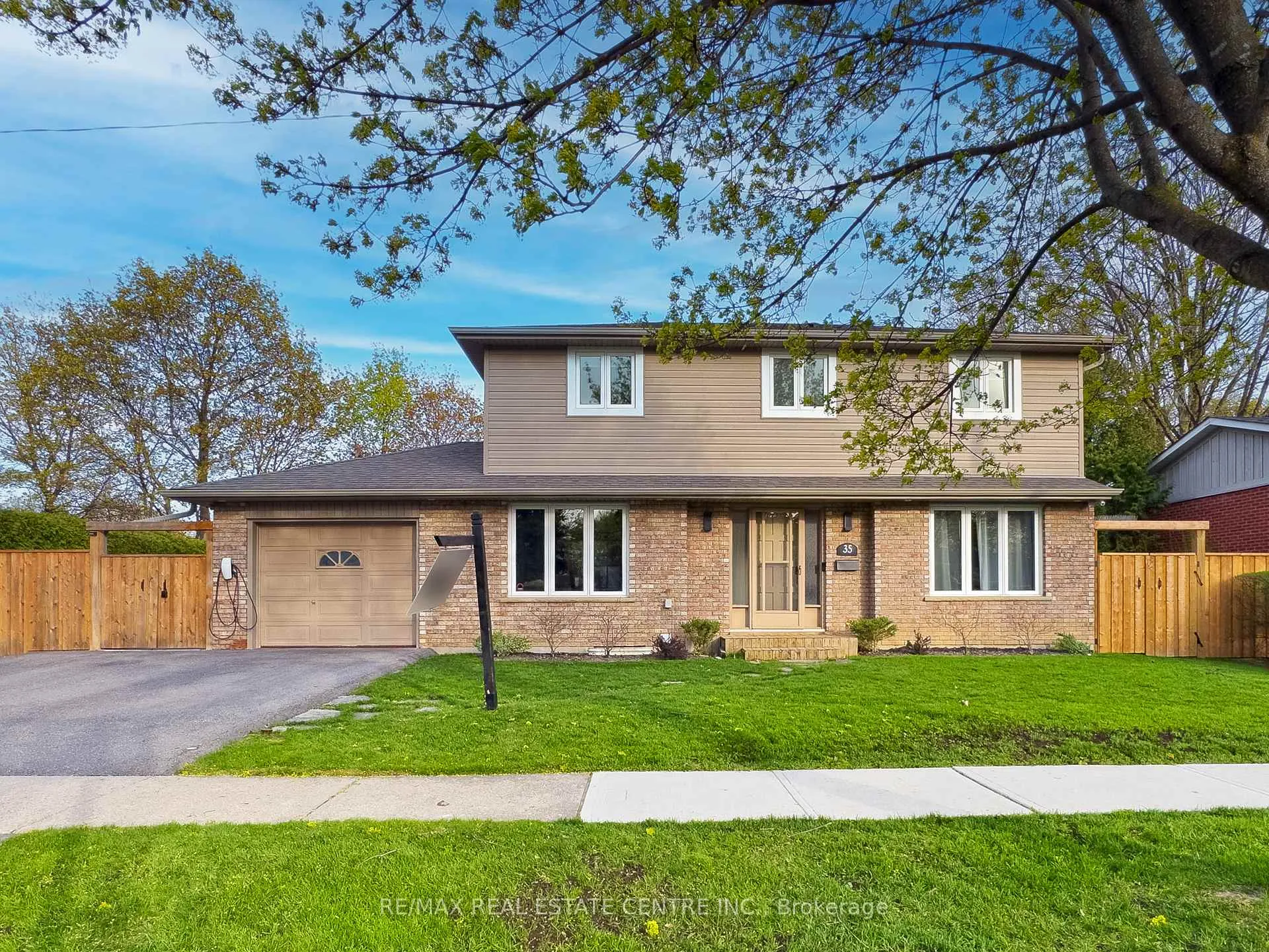 Photo 2 of 35 Treleaven Drive, Brampton, Brampton South — HOMEH