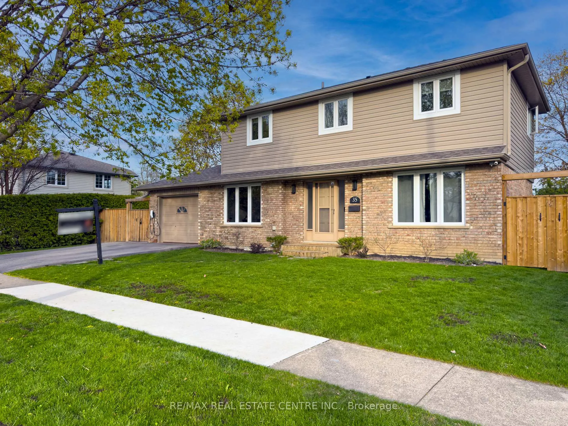 Photo 3 of 35 Treleaven Drive, Brampton, Brampton South — HOMEH