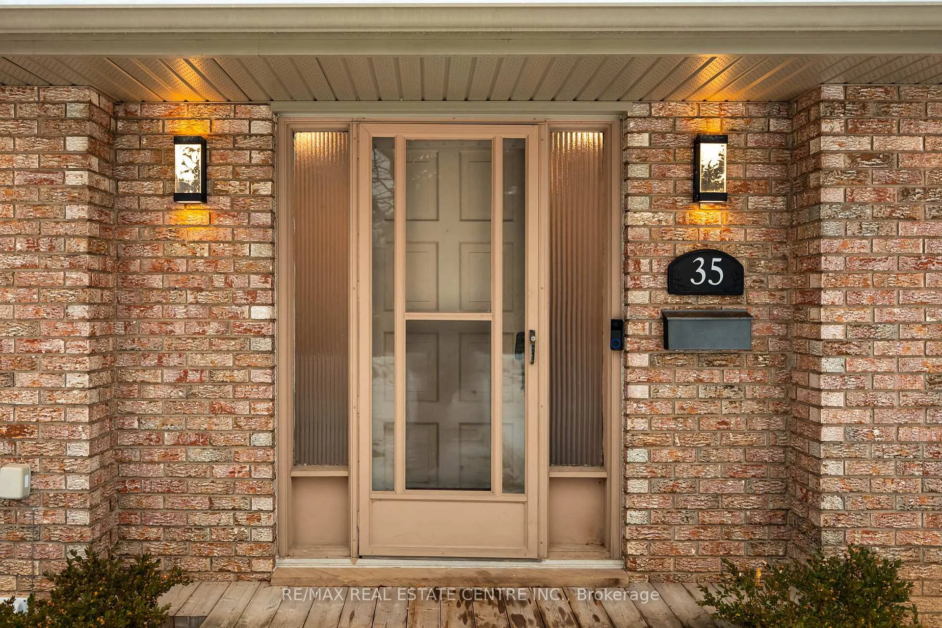 Photo 4 of 35 Treleaven Drive, Brampton, Brampton South — HOMEH