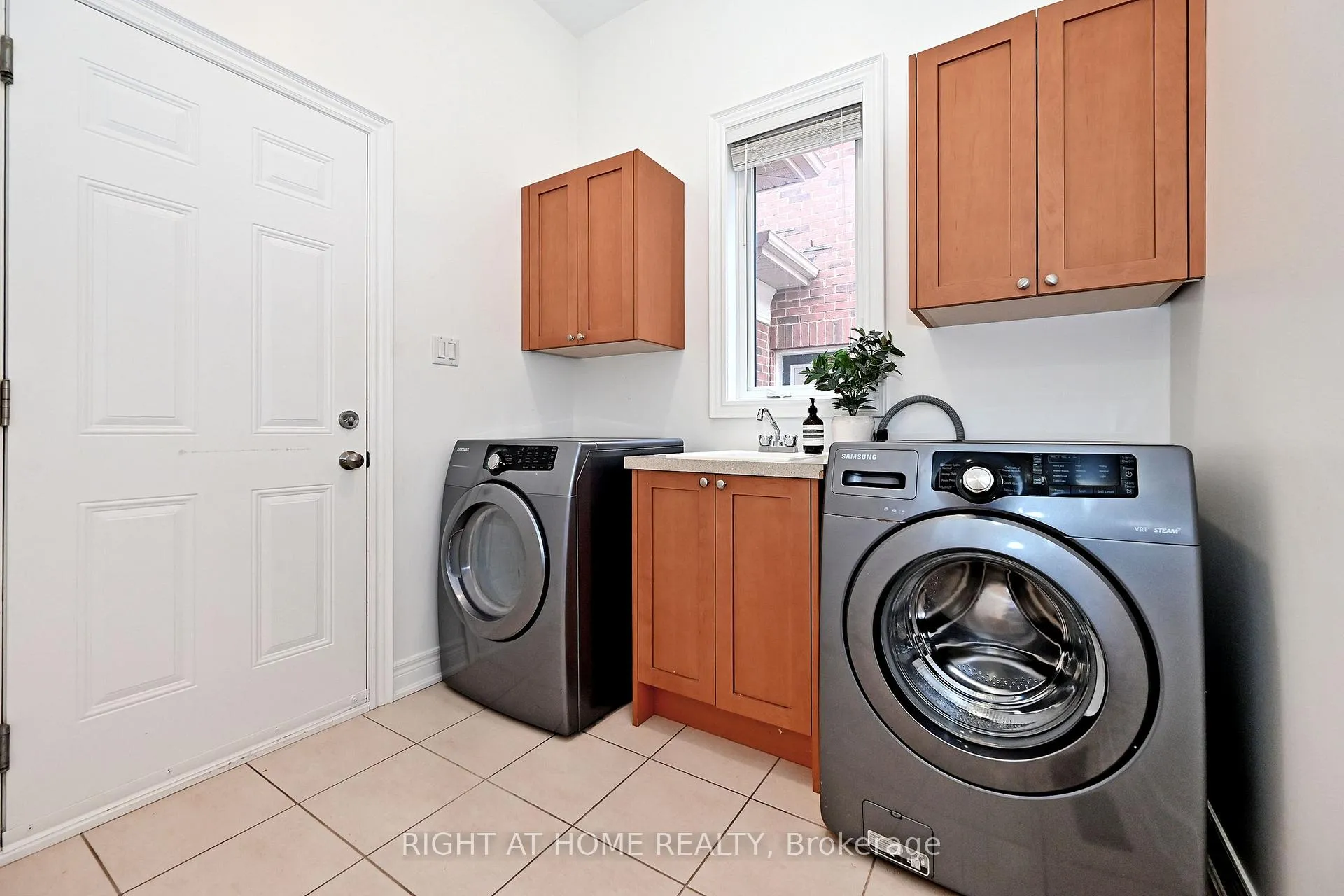 Photo 18 of 95 Vines Place, Aurora, Bayview Southeast — HOMEH