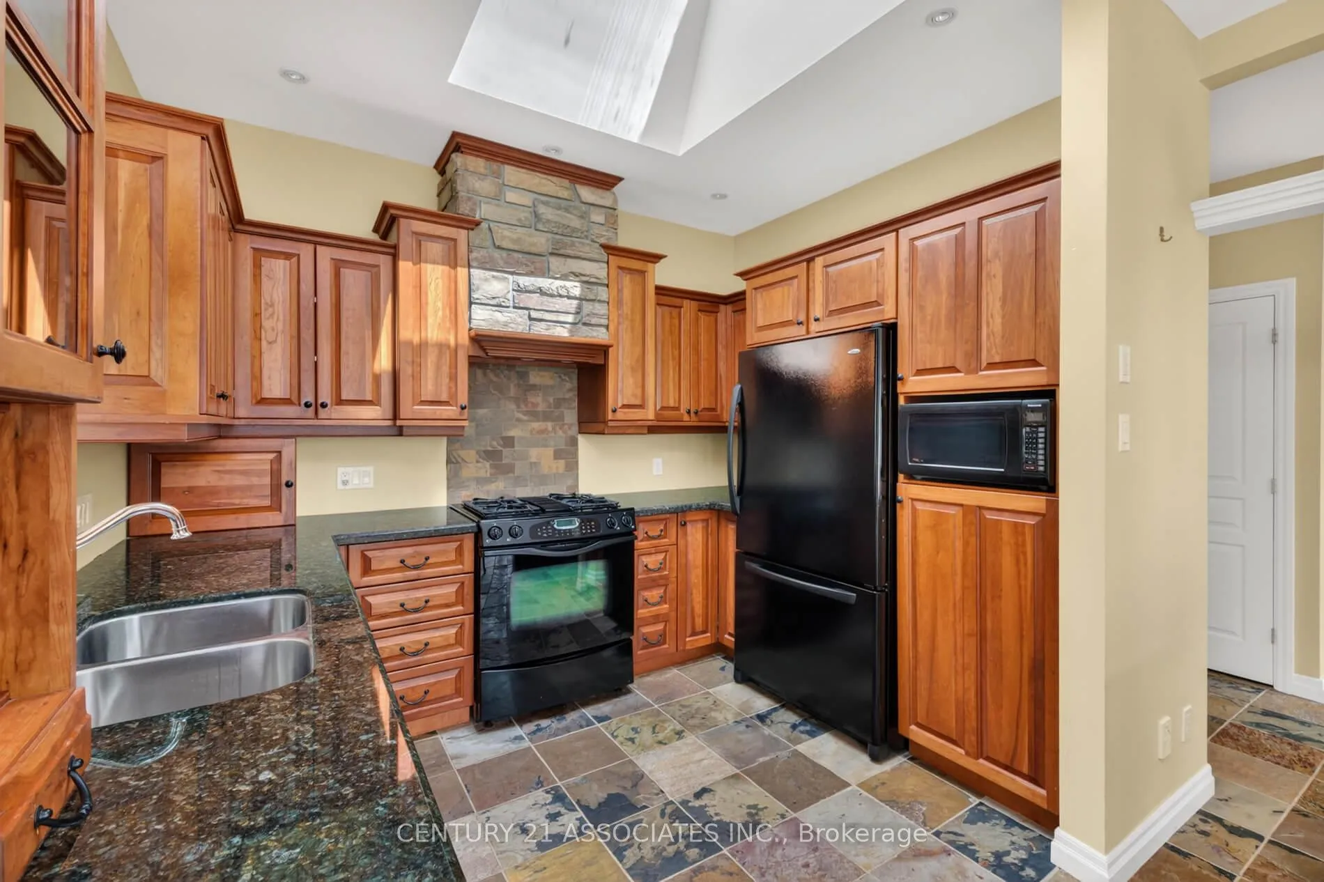 Photo 10 of 32 Myrtle Avenue, Oro-Medonte, Hawkestone — HOMEH