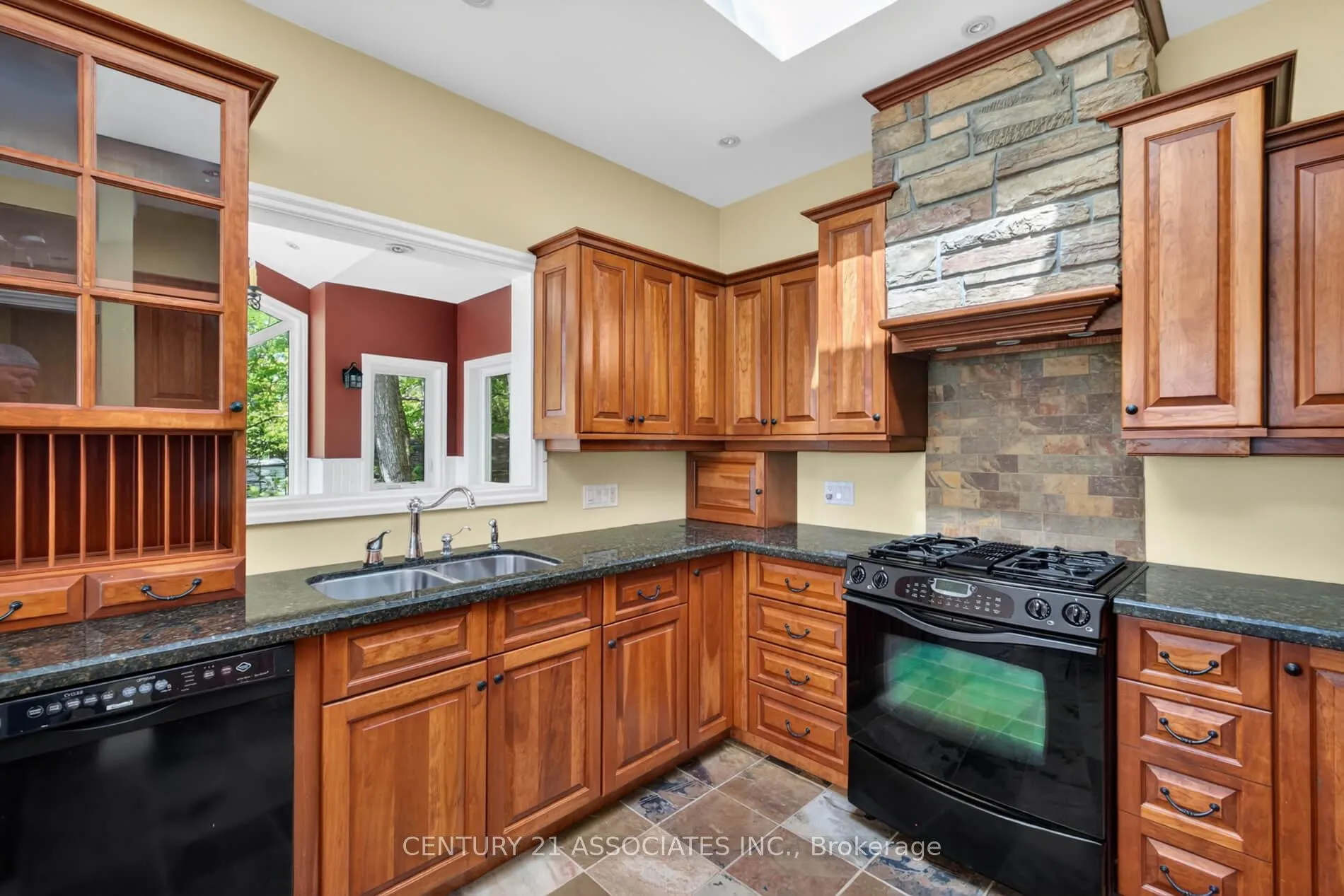 Photo 12 of 32 Myrtle Avenue, Oro-Medonte, Hawkestone — HOMEH