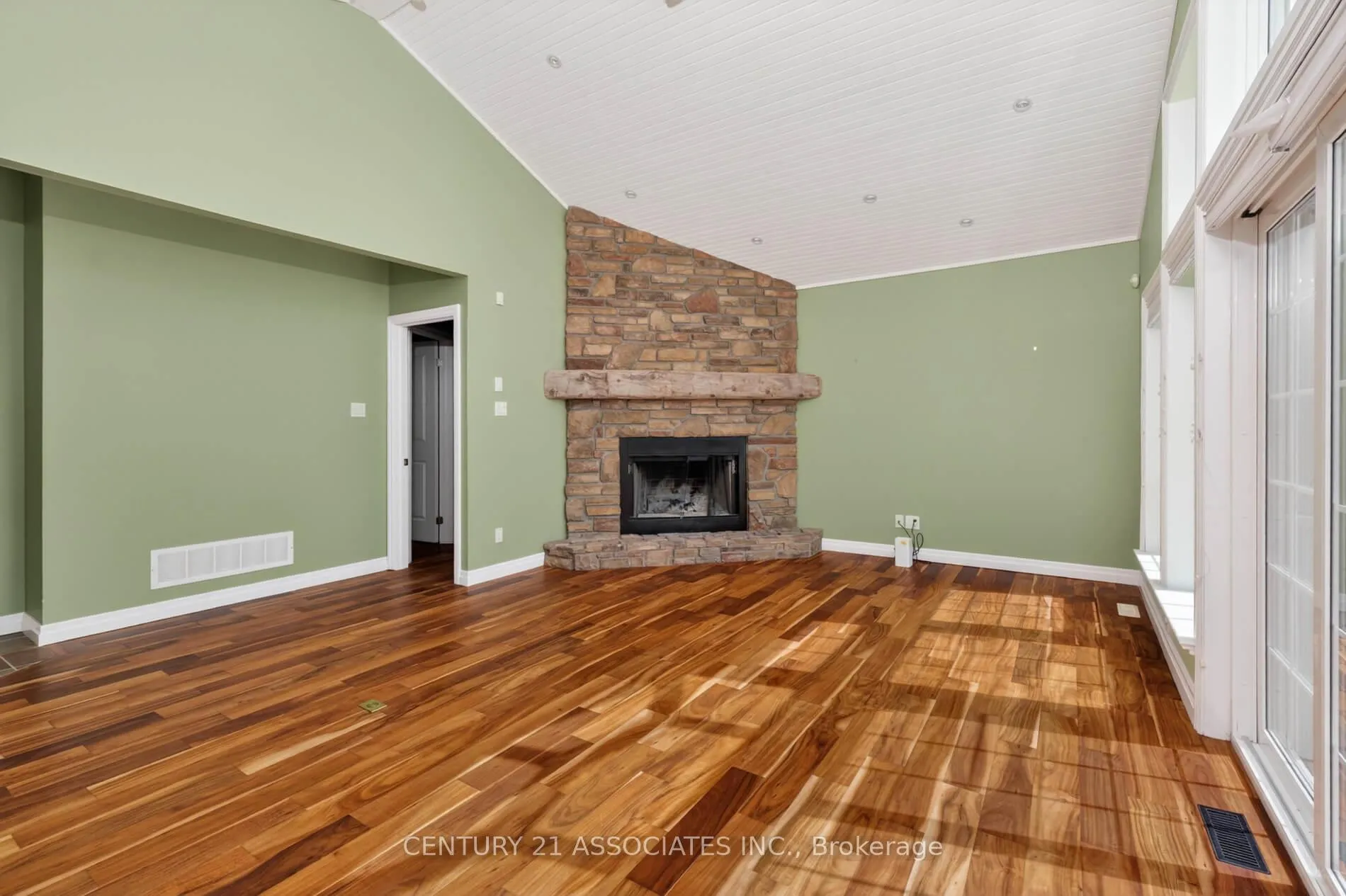 Photo 17 of 32 Myrtle Avenue, Oro-Medonte, Hawkestone — HOMEH