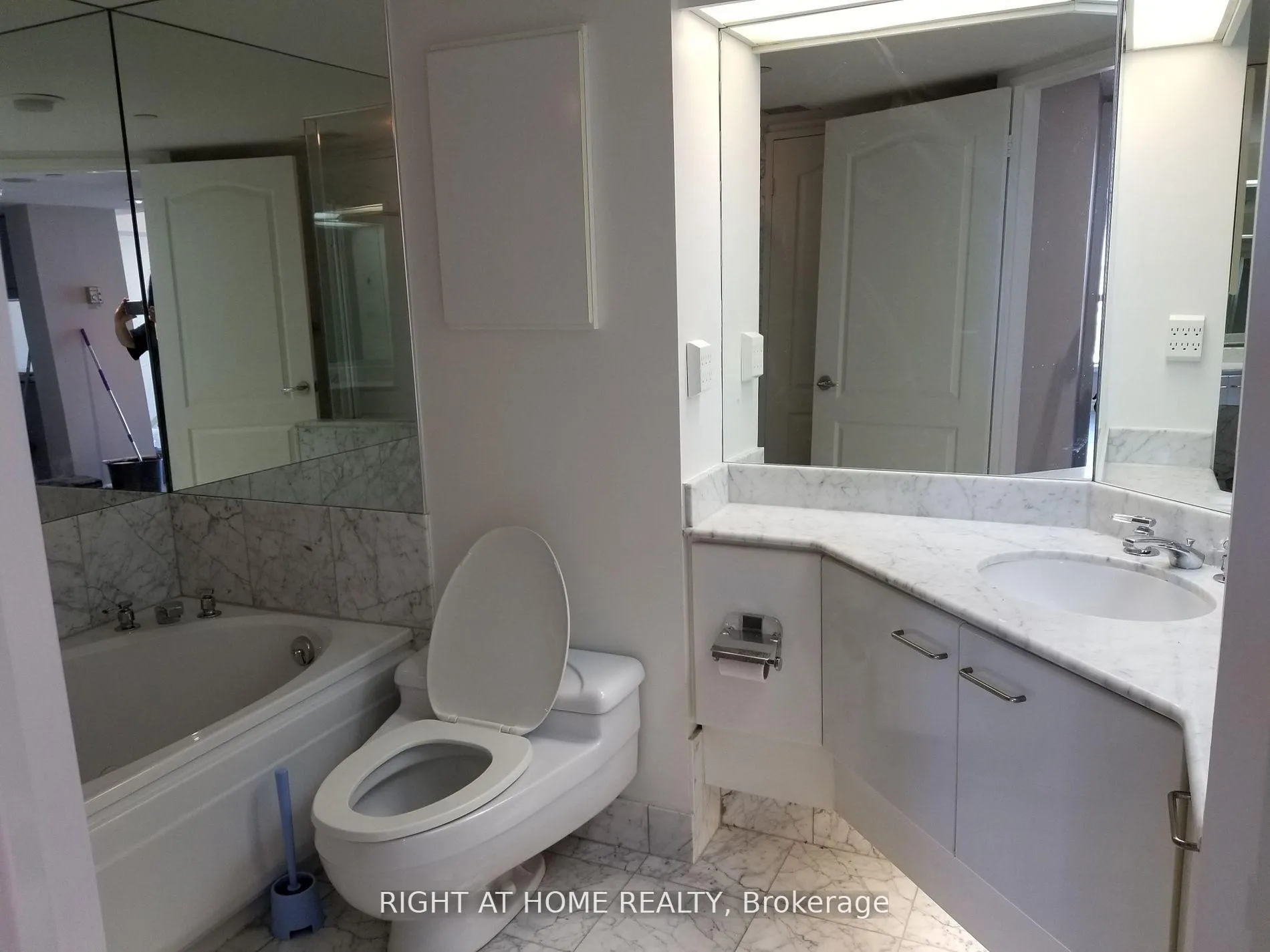 Photo 6 of Unit 3206, 38 Elm Street, Toronto, Bay Street Corridor — HOMEH