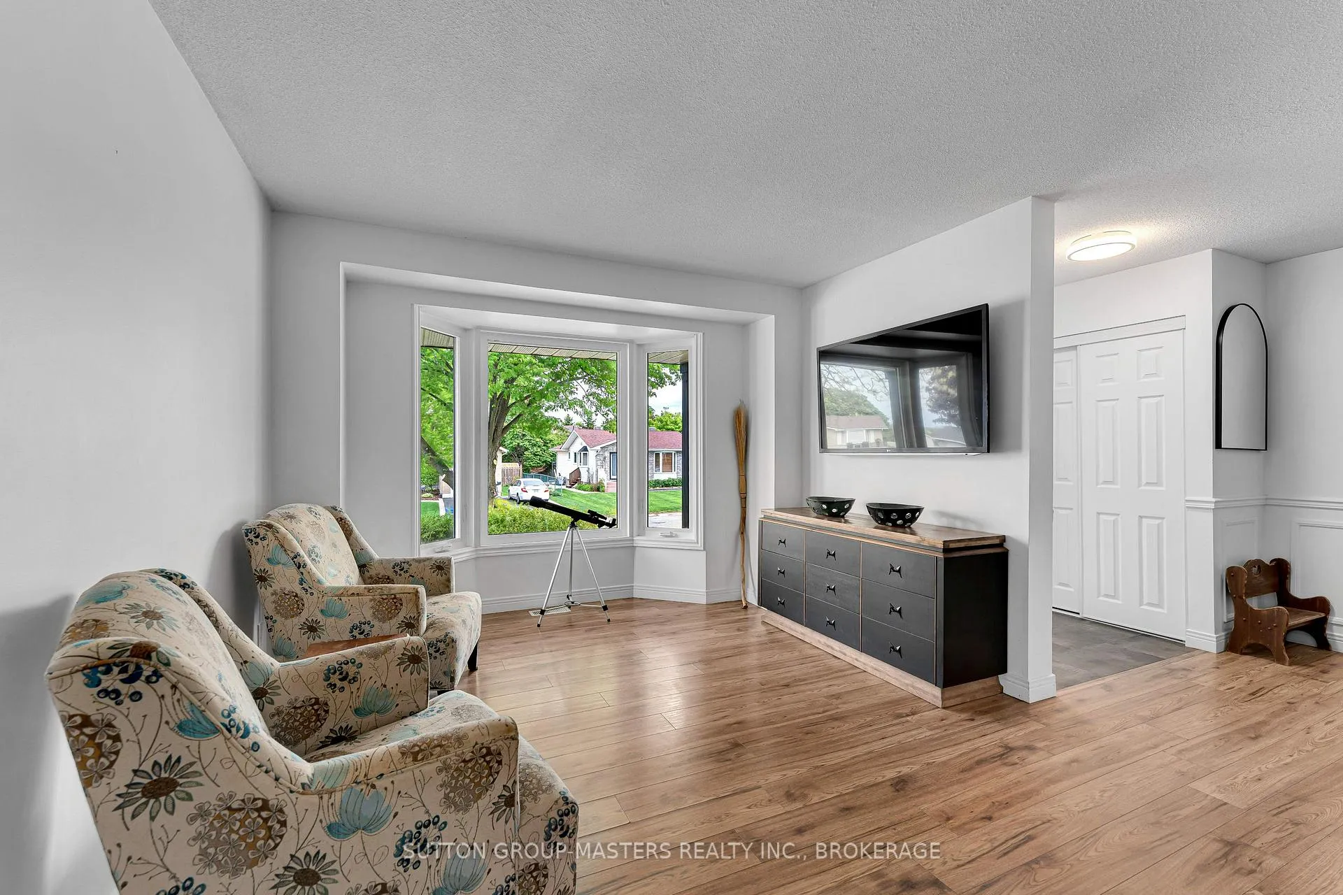 Photo 8 of 11 Douglas Avenue, Kingston, East of Sir John A. Blvd — HOMEH