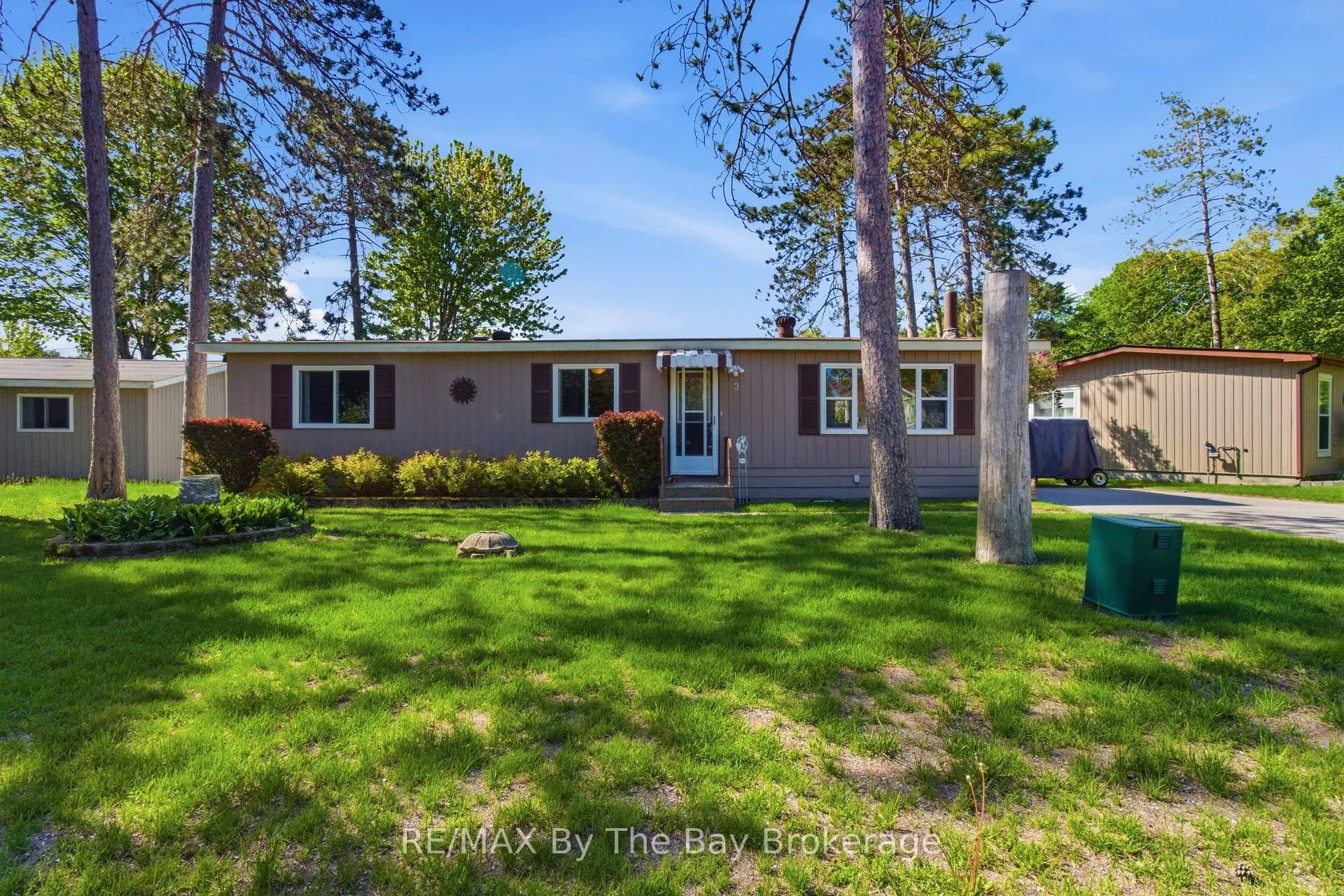 Photo 4 of 3 Golf Avenue, Wasaga Beach — HOMEH