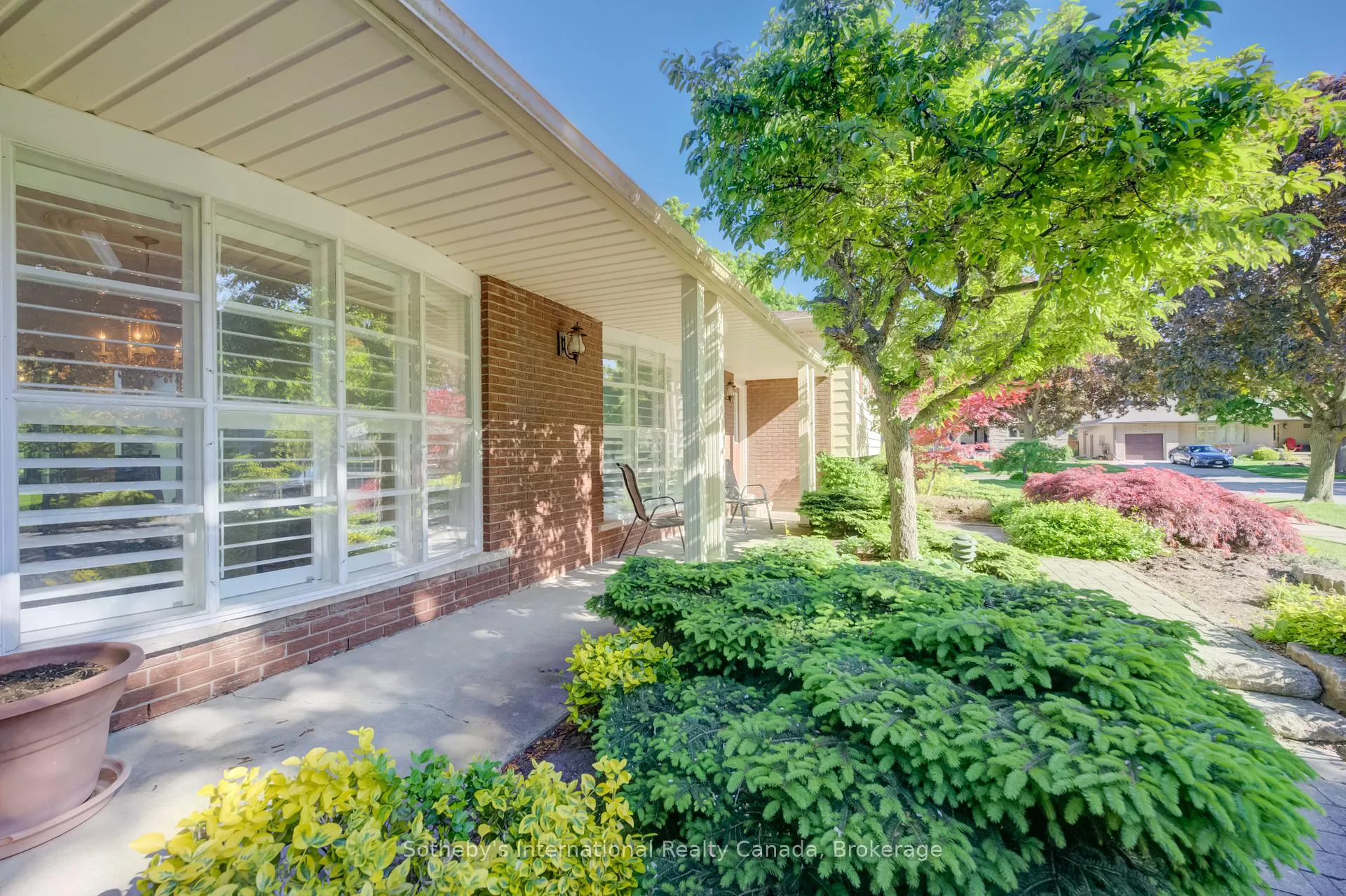 Photo 2 of 14 Viewmont Close, Kitchener — HOMEH