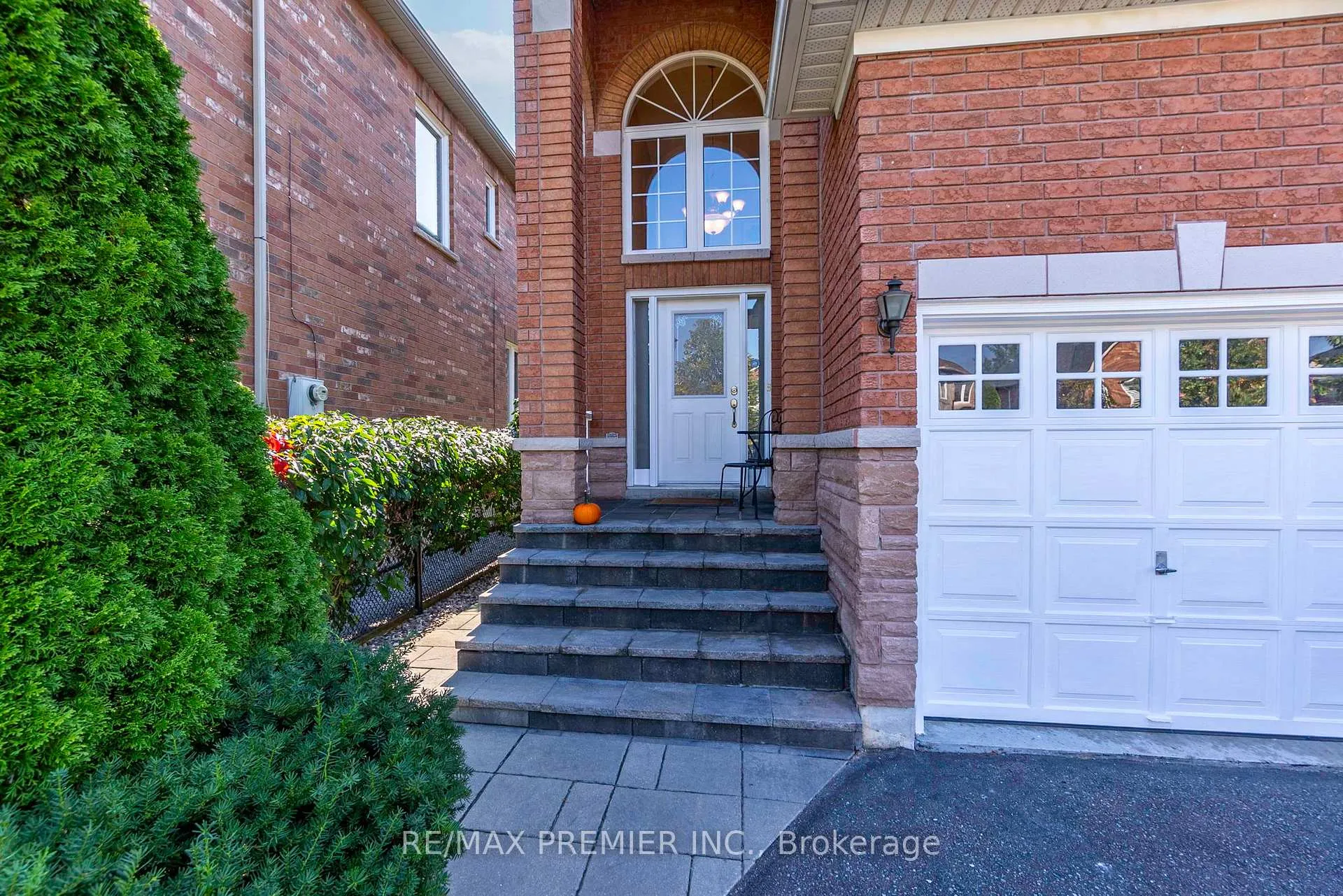 Photo 3 of 431 Pineview Lane, Pickering, Amberlea — HOMEH