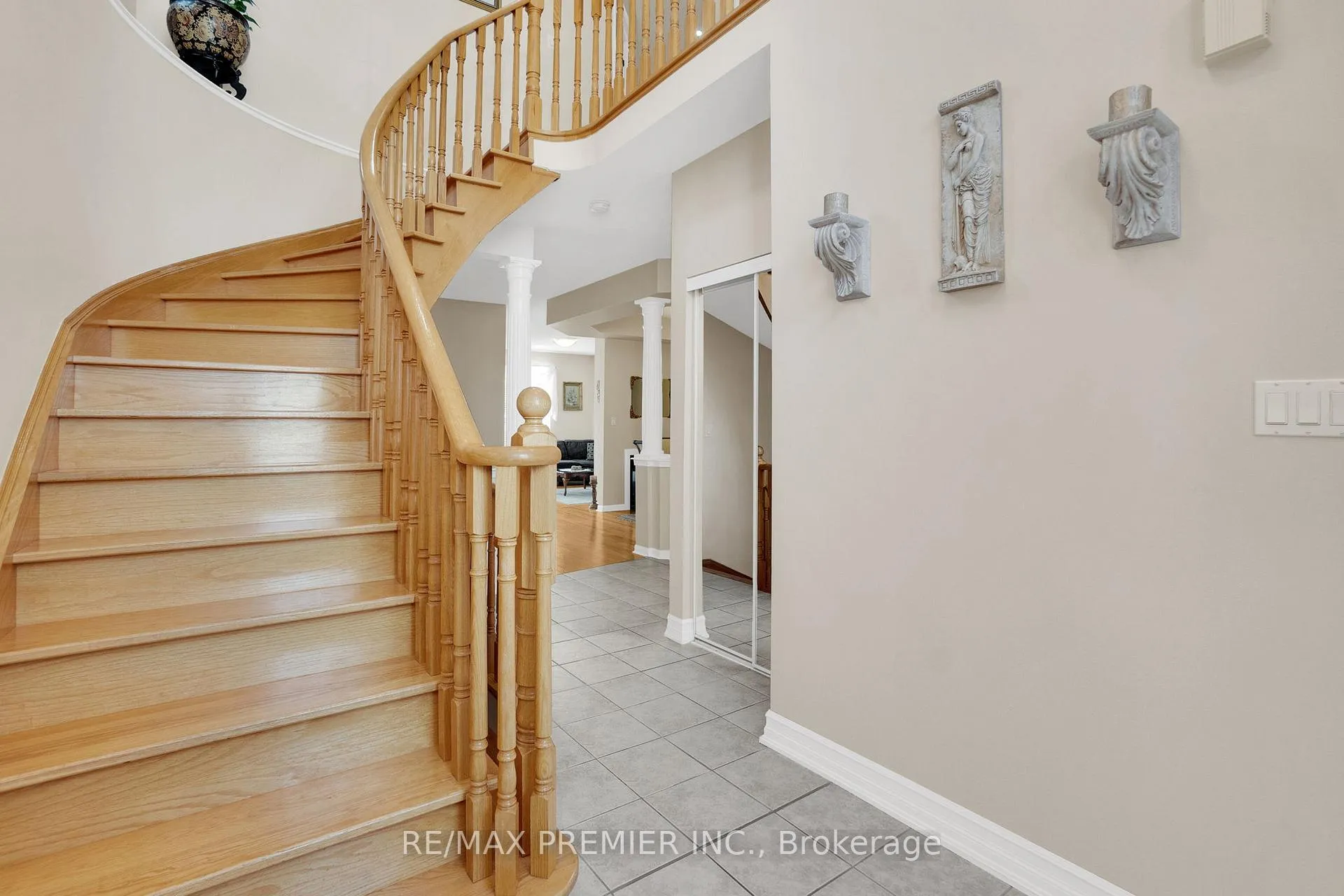 Photo 4 of 431 Pineview Lane, Pickering, Amberlea — HOMEH
