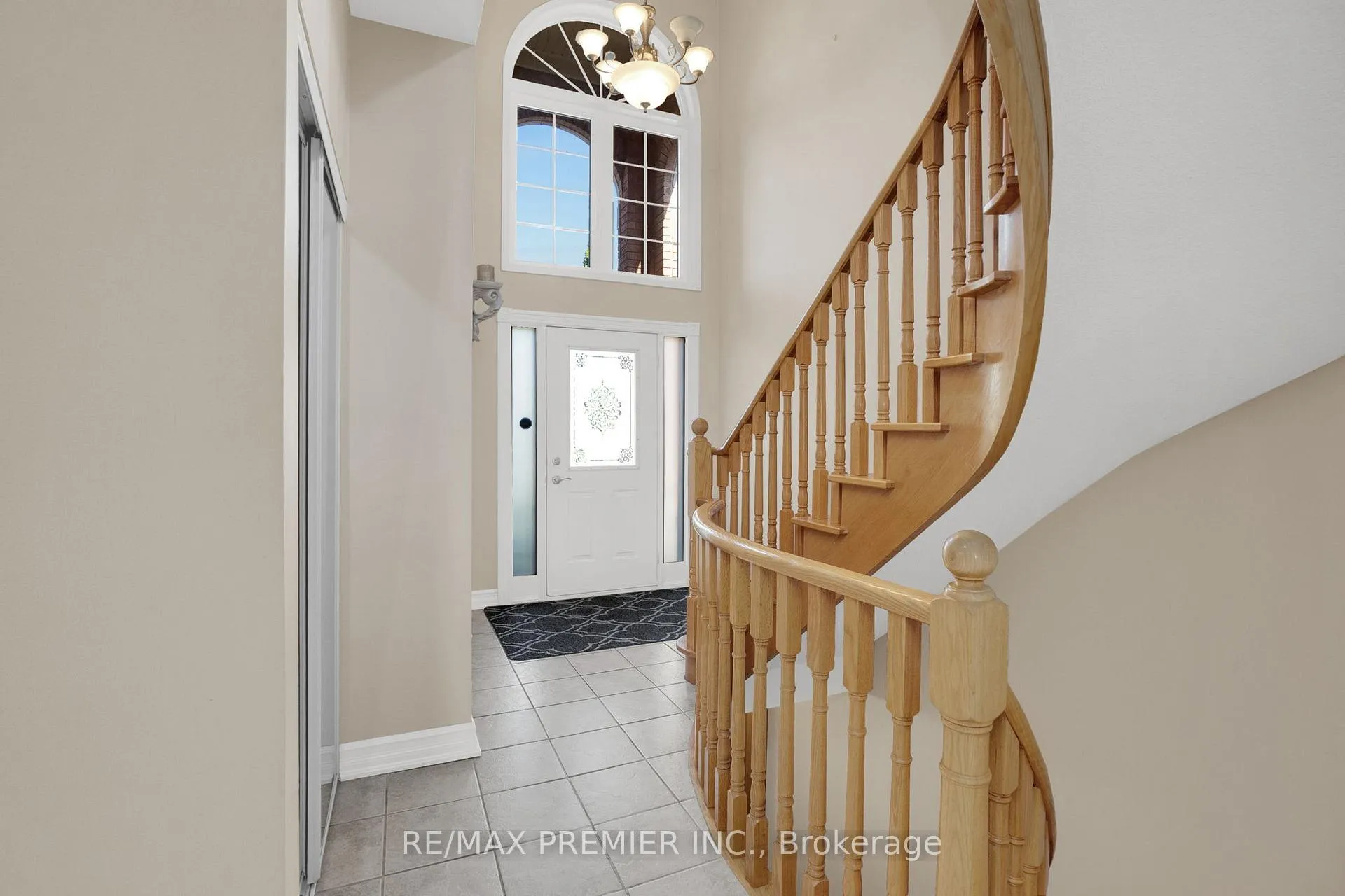Photo 5 of 431 Pineview Lane, Pickering, Amberlea — HOMEH