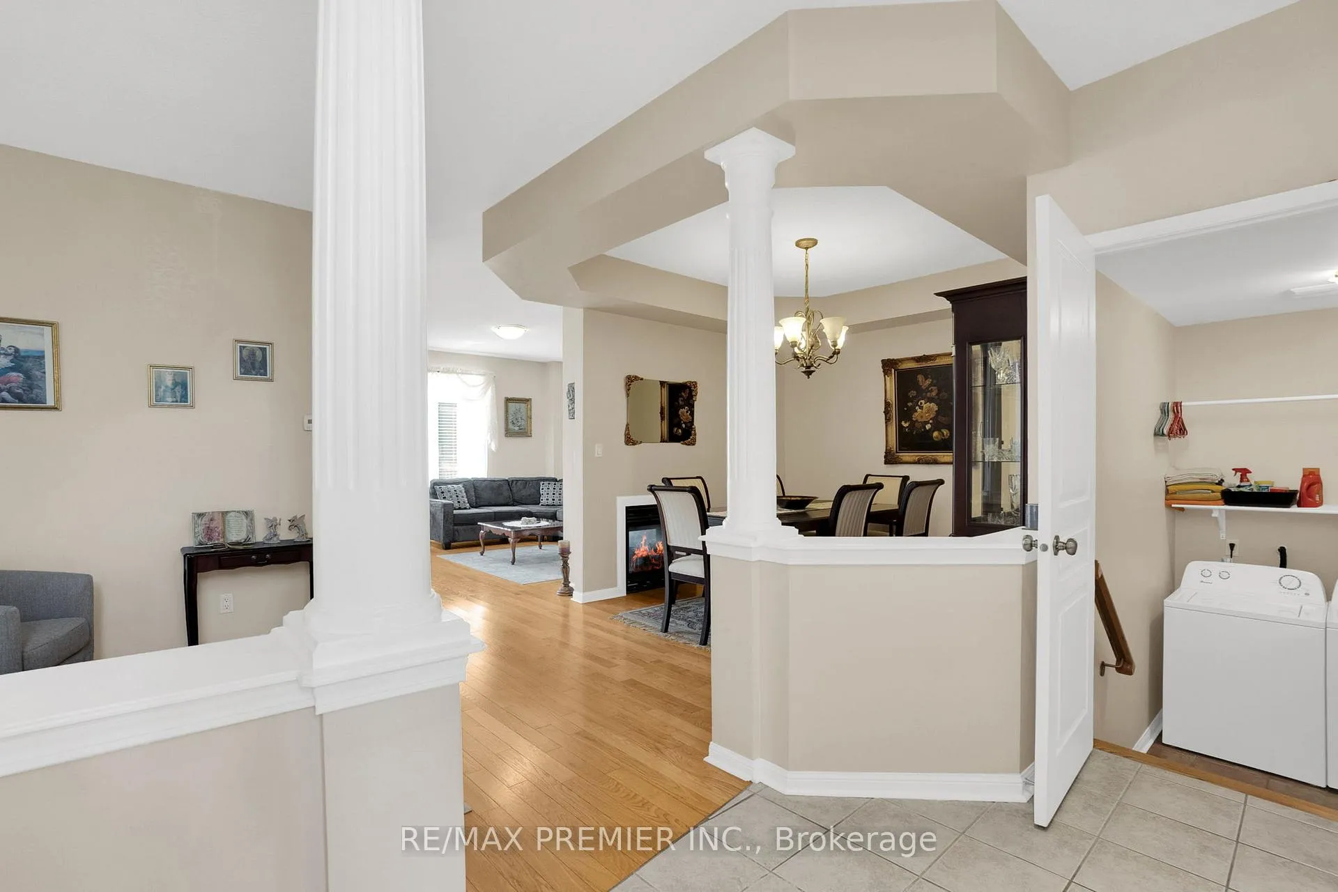 Photo 6 of 431 Pineview Lane, Pickering, Amberlea — HOMEH