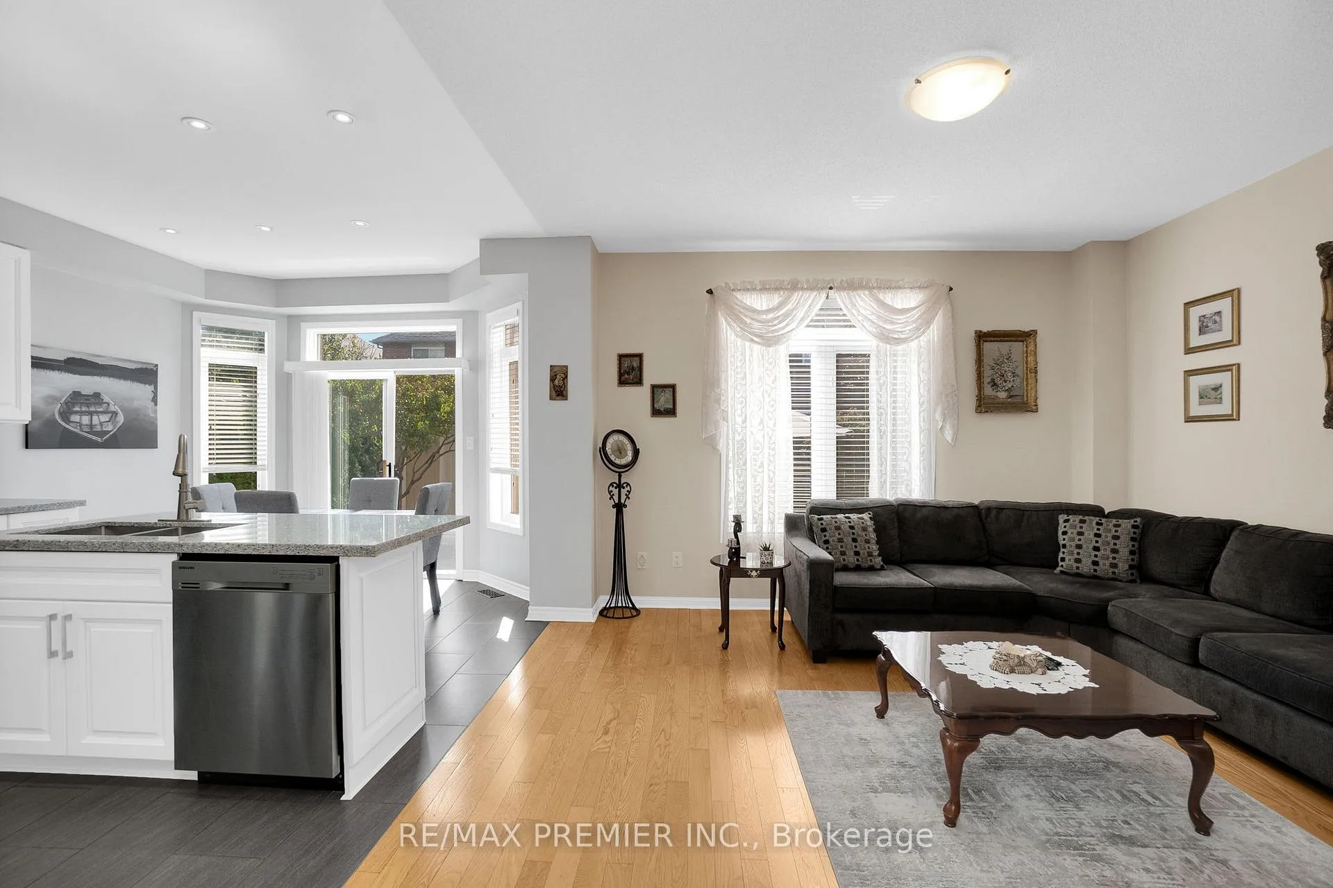 Photo 13 of 431 Pineview Lane, Pickering, Amberlea — HOMEH
